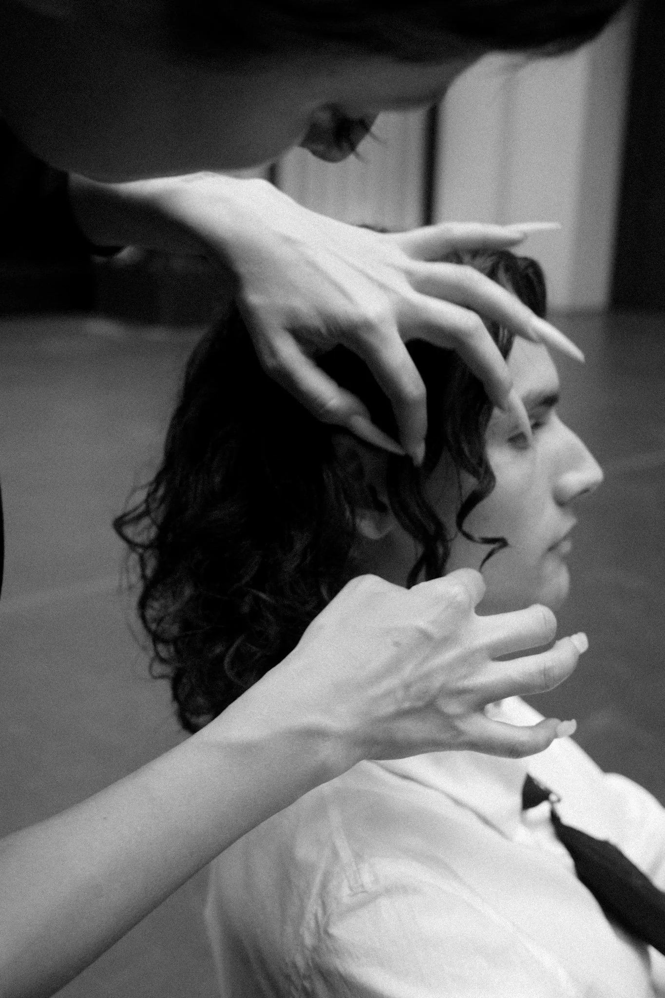 Black and white photo of shooting backstage. Hairstylist Berlin.