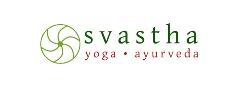 Logo mit grüner Spirale und dem Text 'svasta' in grüner Schrift, darunter 'yoga' und 'ayurveda' in roter Schrift