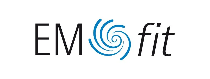 Logo mit dem Text 'EM fit' und einem stilisierten spiralförmigen Symbol in Blau.