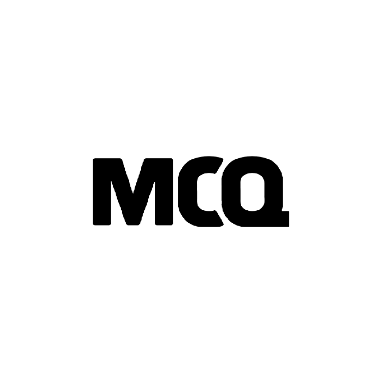 Schwarzer Text 'MCQ' auf weißem Hintergrund.