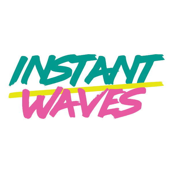 Bunter, handgeschriebener Text »INSTANT WAVES«, mit farbigen Linien im Hintergrund.