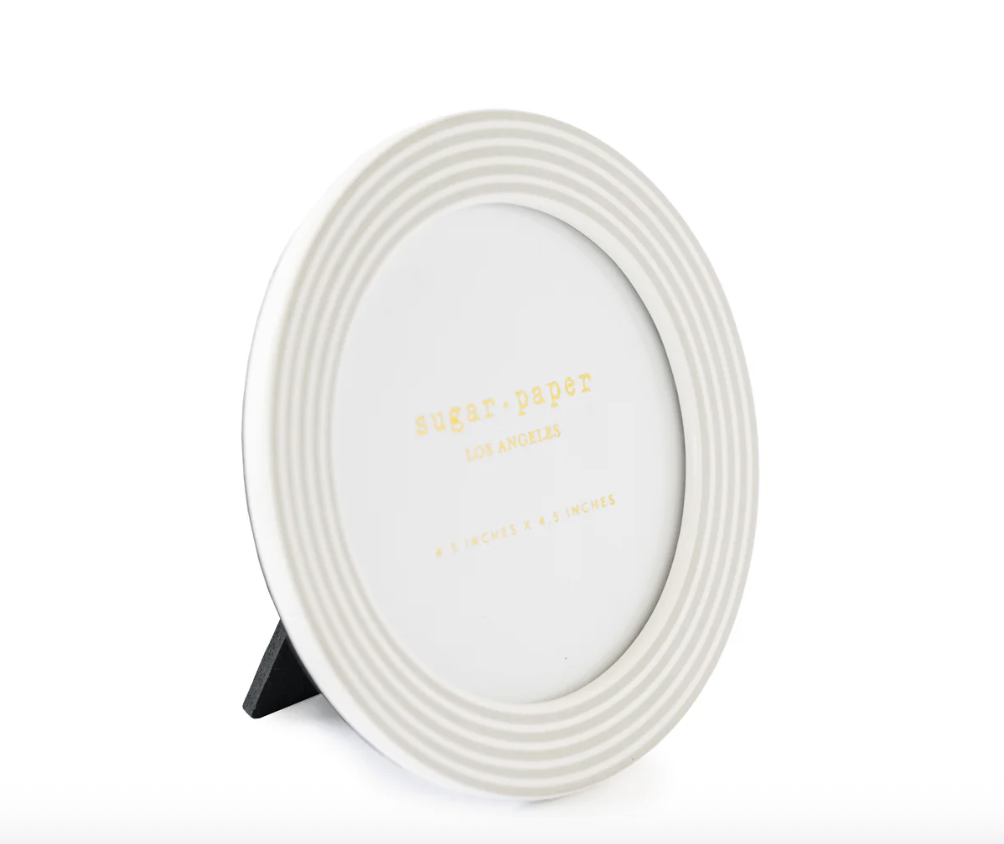 Pretty round picture frame