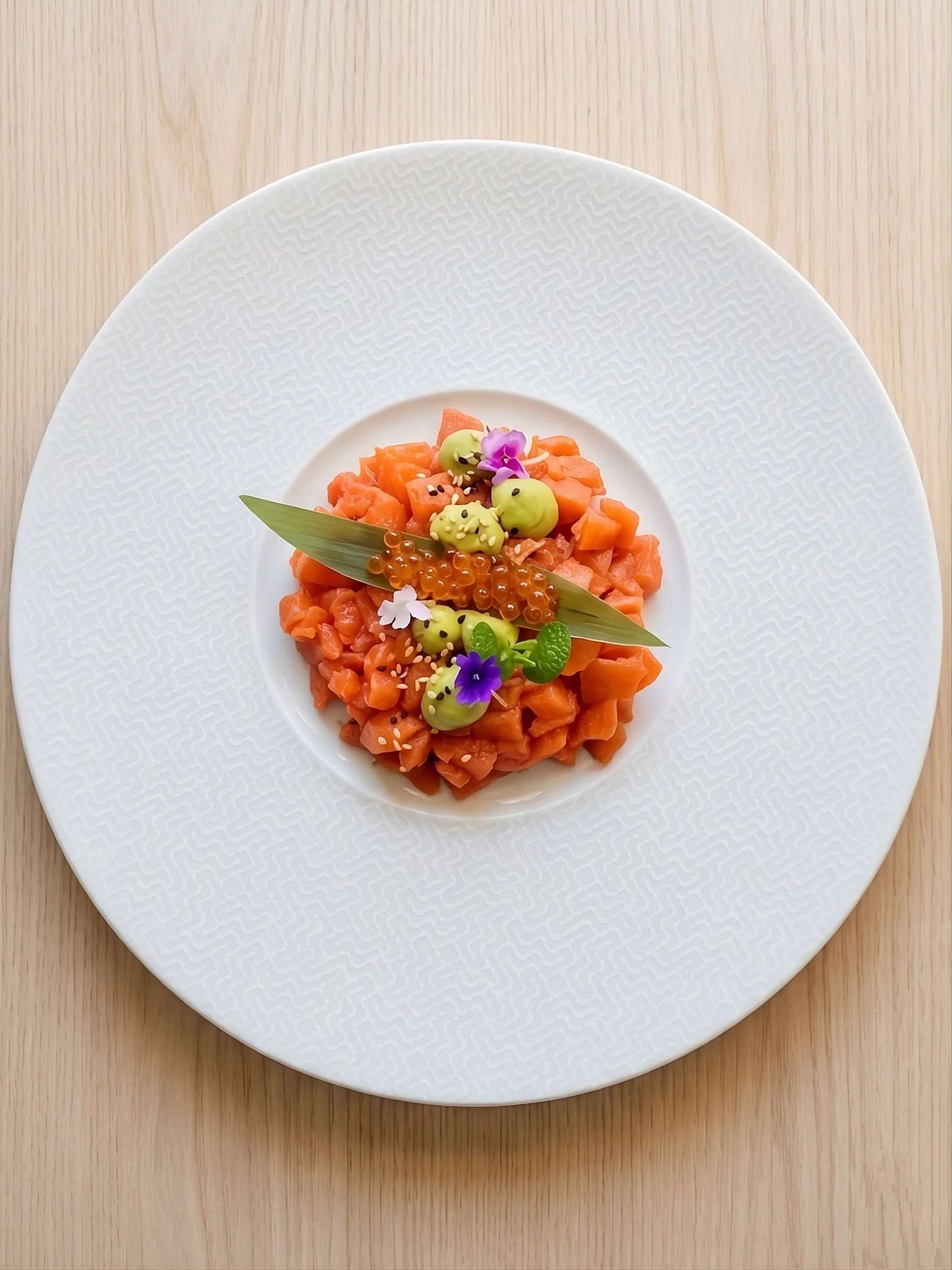 Salmone Selvaggio: pescato nel rispetto dell'ecosistema, lavorato a regola d'arte e servito in tutta la sua freschezza. Wild Salmon: Caught with respect for the ecosystem, crafted to perfection, and served at the peak of its freshness.