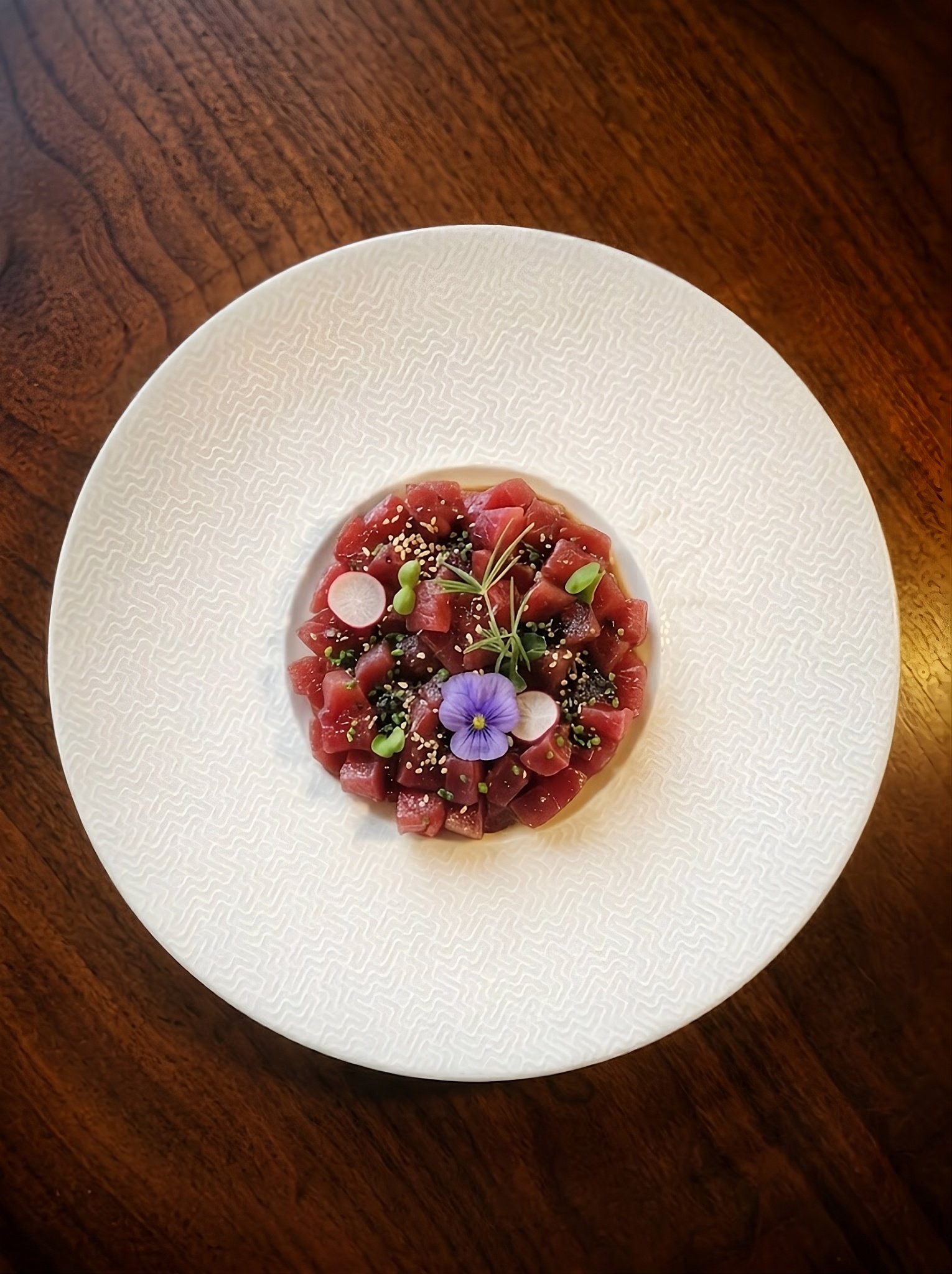 In Giappone si chiama Tarutaru (タルタル).È l’incontro tra la nostra idea di tartare e la filosofia del taglio giapponese. In Japan, this is Tarutaru. It is the perfect marriageof our tartare concept and the Japanese art of cutting
