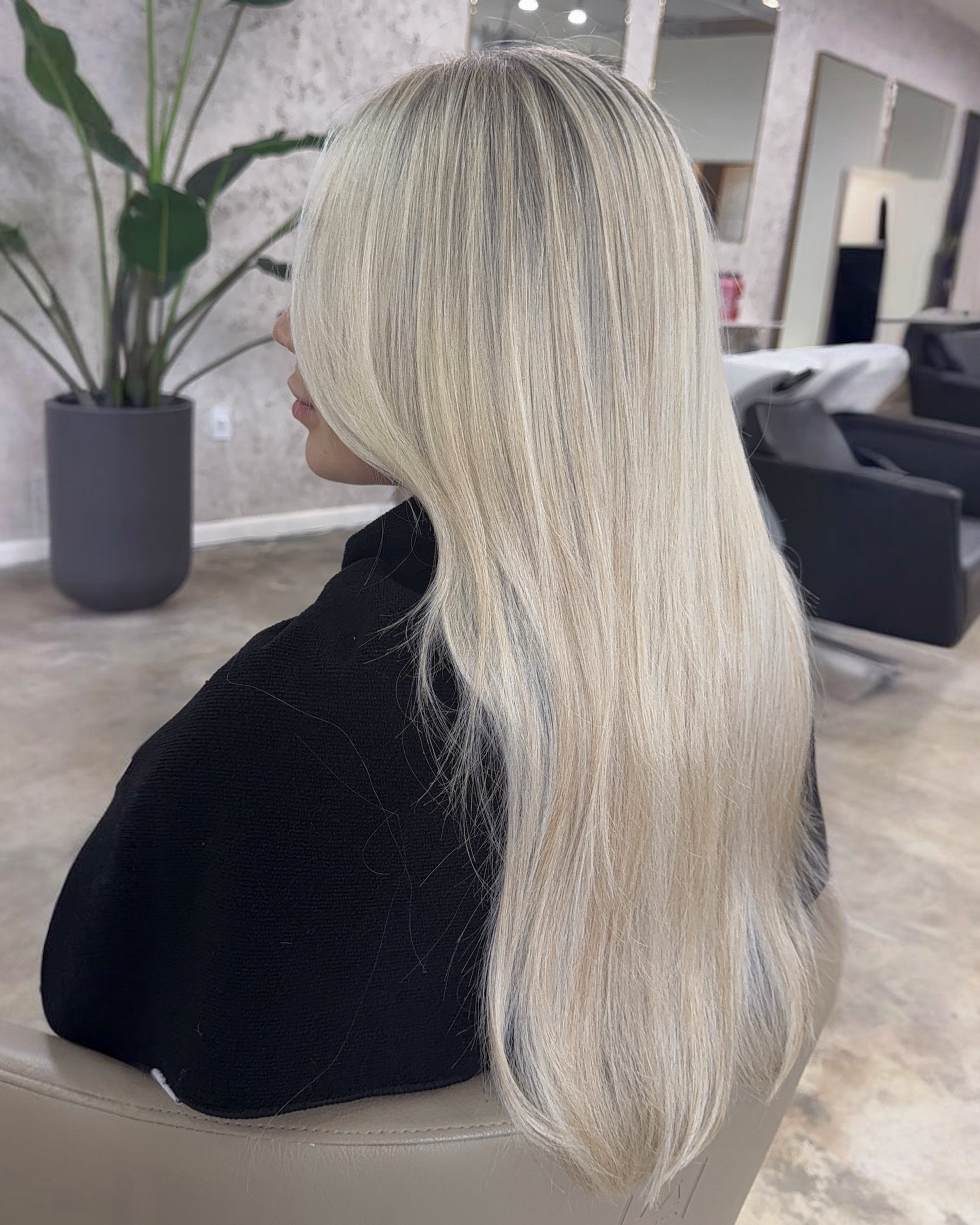 As blonde as it gets - and still healthy! 🙂&zwj;↕️✨

Hair color by @theisabellastudio 
 
📍 @savannamariesalon