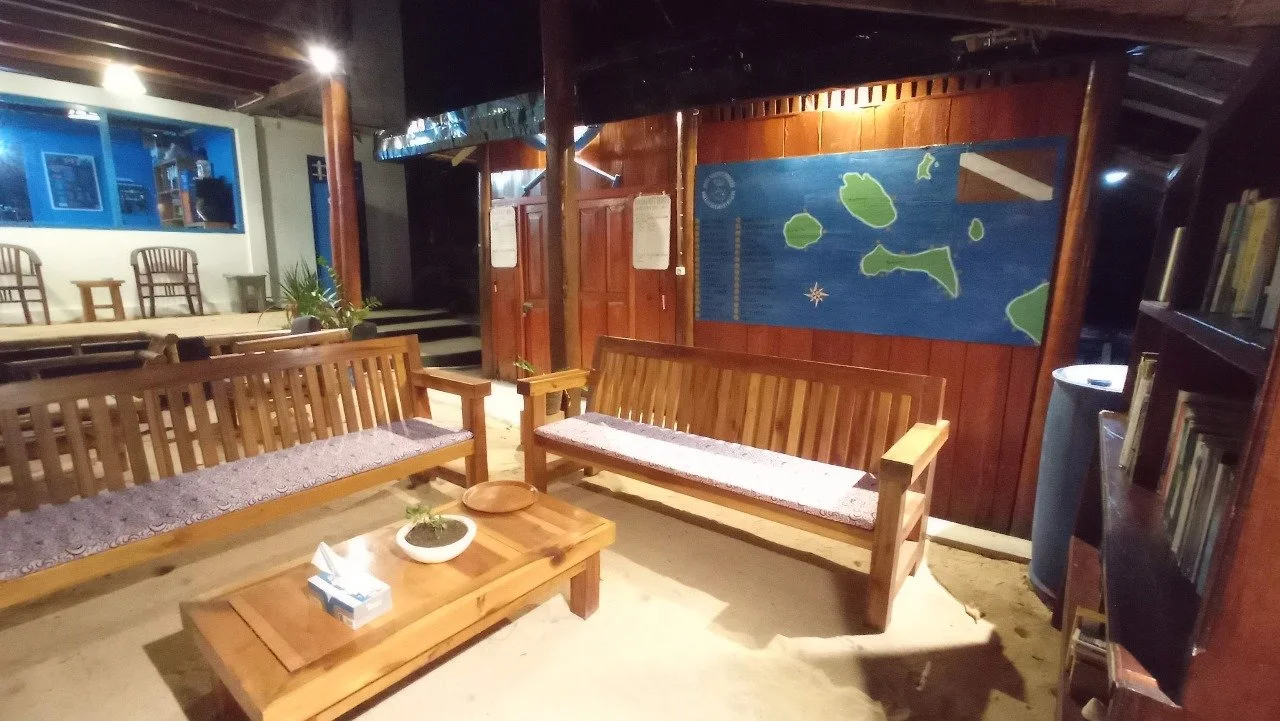 A leisure room in a diving resort with woods, ratans walls and furnitures combined, and a roof made of bamboo leaves.