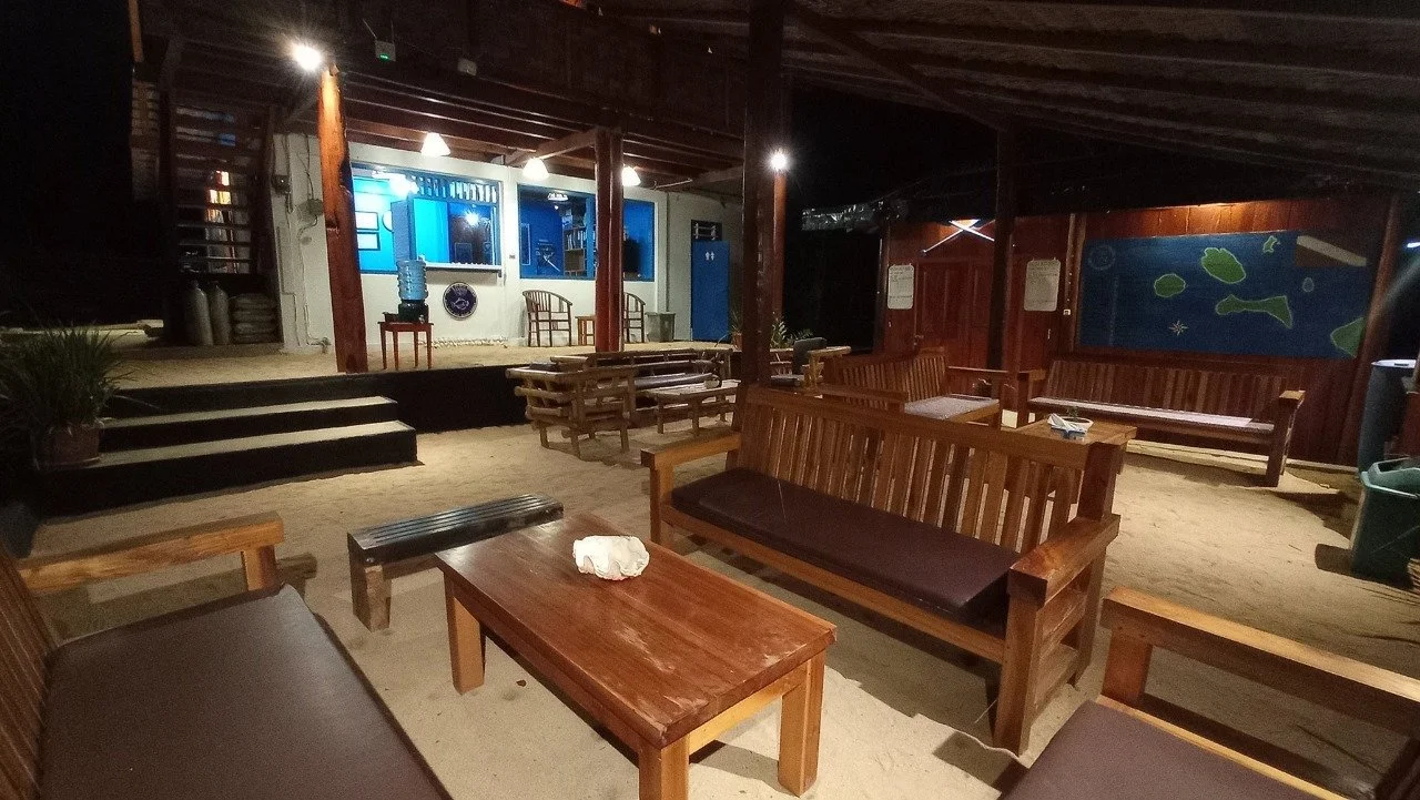 A leisure room in a diving resort with woods, ratans walls and furnitures combined, and a roof made of bamboo leaves.