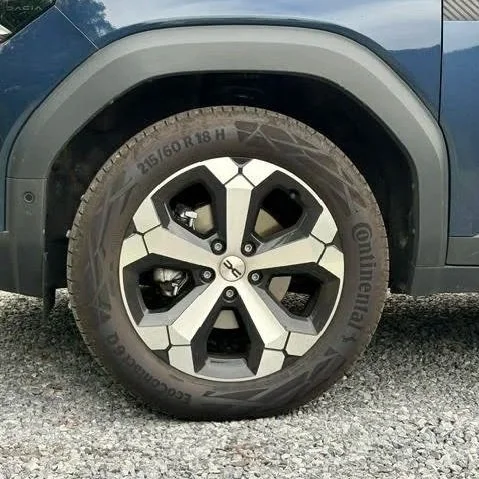 Close-up van een autobel ongewone velg met vijf dubbele spaken