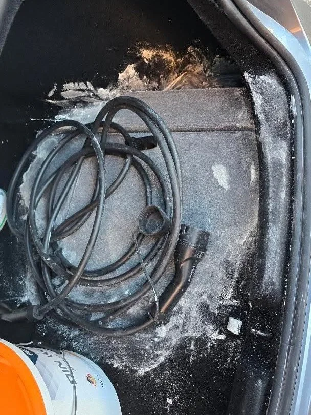 🎨➡️✨ Van verfprobleem naar showroomstaat.

Bij deze Tesla was er een emmer verf omgevallen in de kofferbak. De gemorste verf is zorgvuldig verwijderd en de kofferbak is grondig gereinigd.

Daarna heeft de volledige auto een basis detailbehandeling g