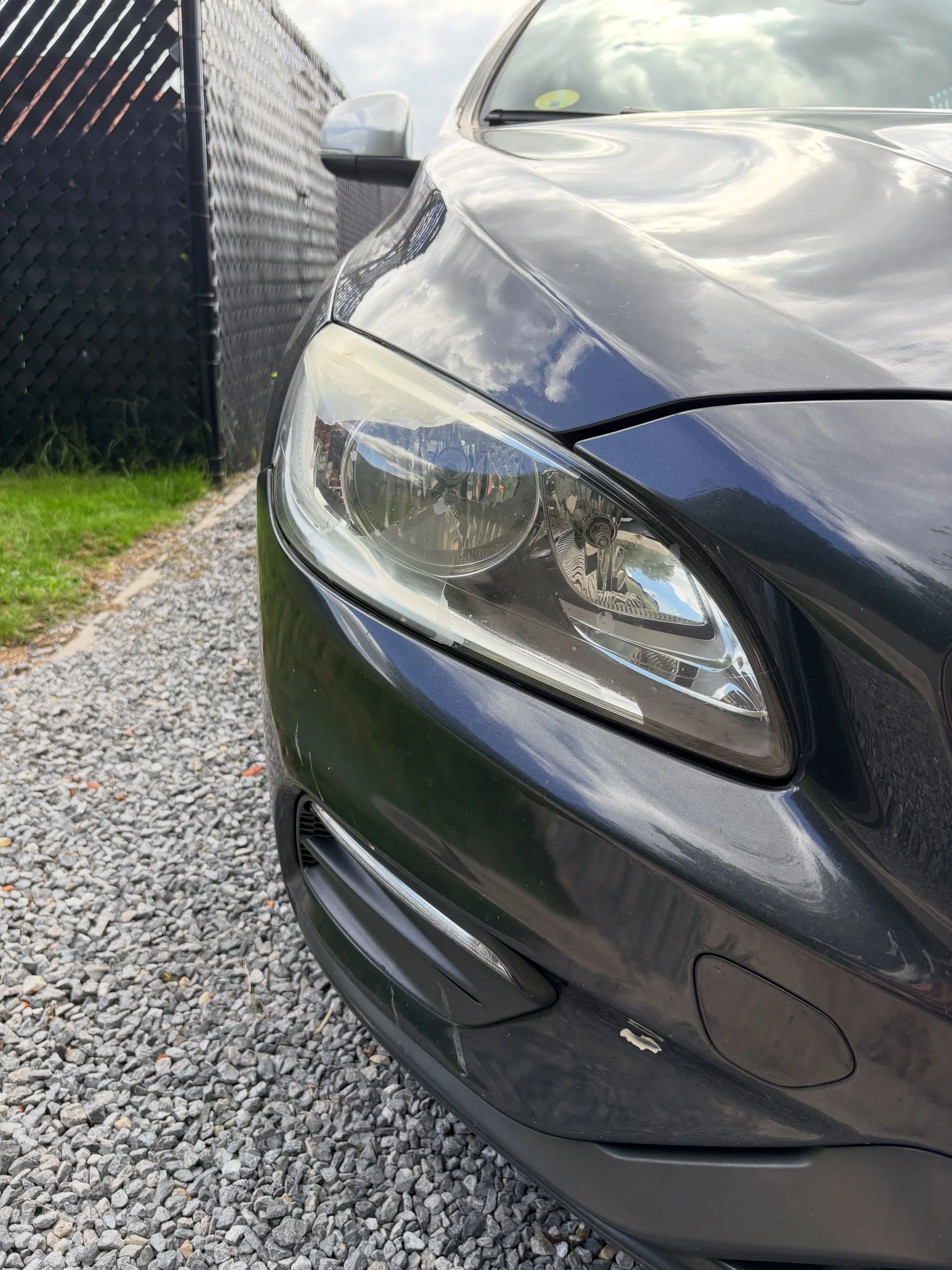 Van dof en vergeeld naar als nieuw! 🚘👇
De koplampen van deze Volvo V60 hadden hun beste tijd gehad: verweerd, dof en veel minder lichtopbrengst. Met onze professionele koplamprestauratie zien ze er weer strak uit &eacute;n schijnt het licht weer he