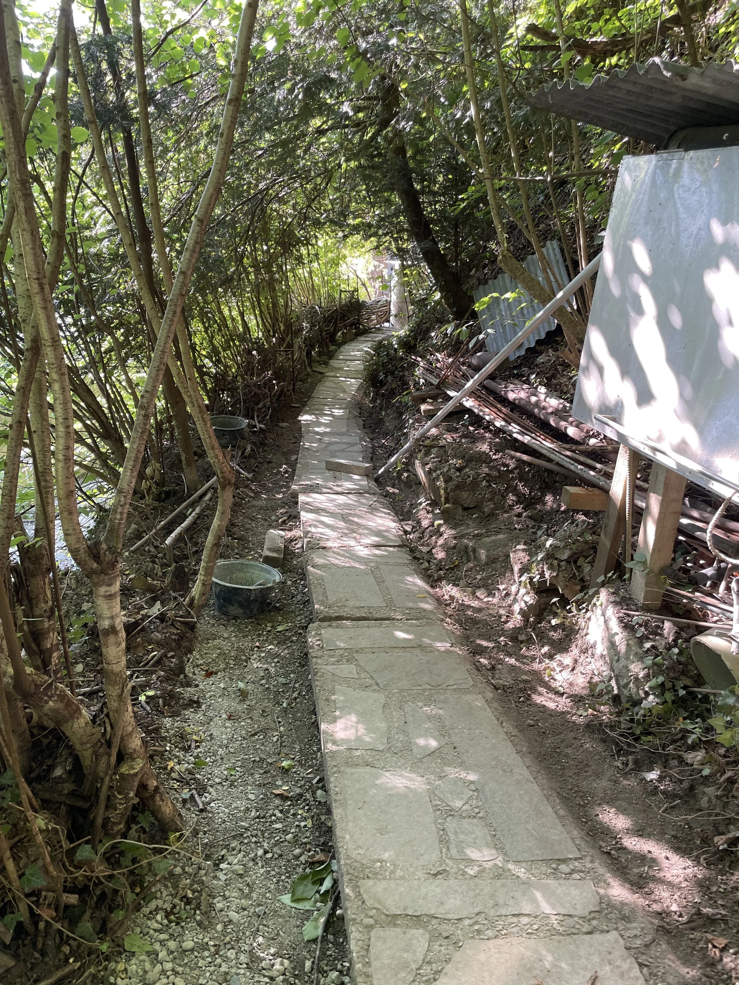 Renovation Gehweg Liegenschaft
Wasserleitung Rückbau
Verlegung unter die Gehwegplatten
Nivelierung und Verbreiterung