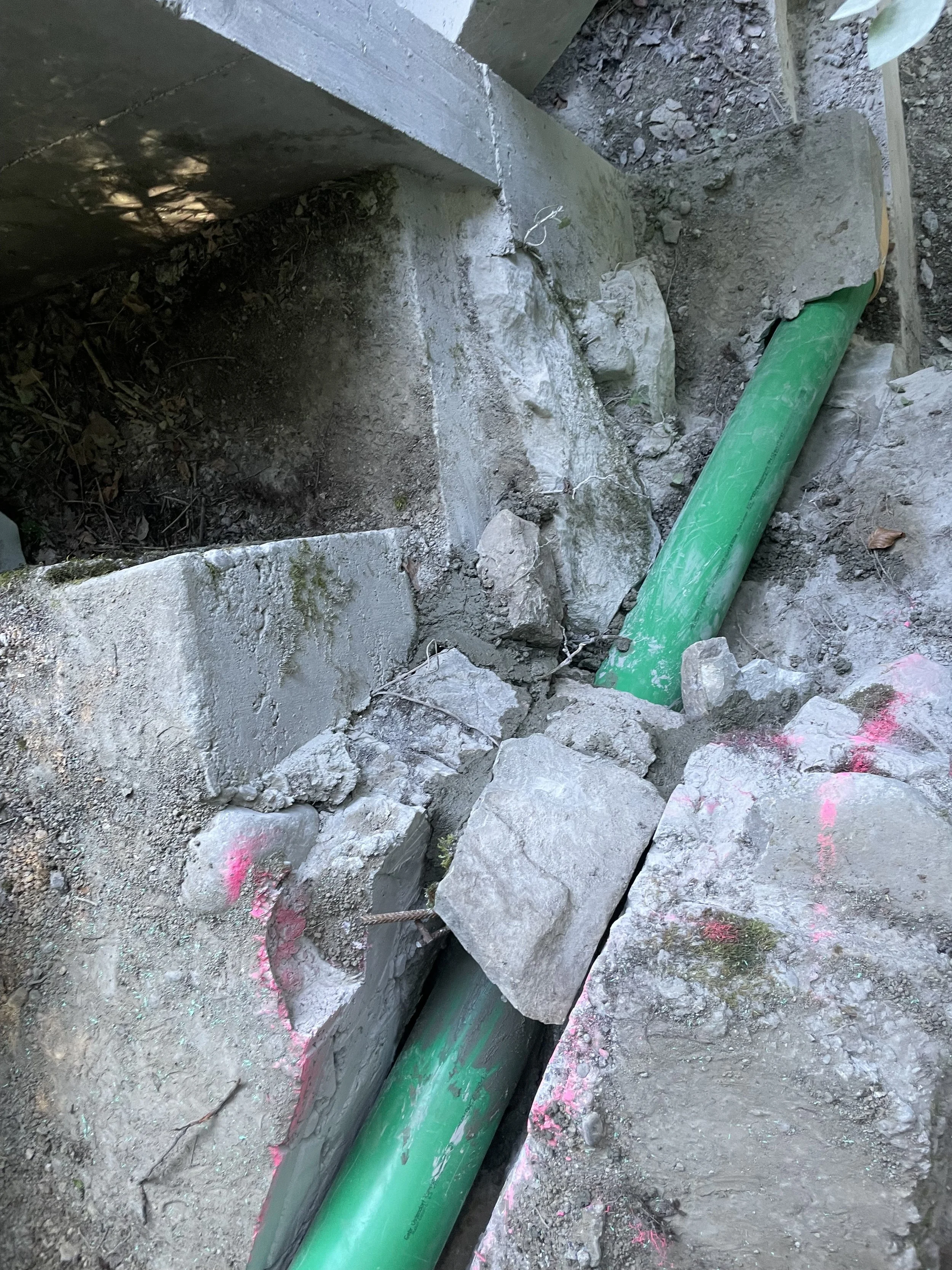 Ausschnitt für eine Wasserleitung im steilen Gelänge.
