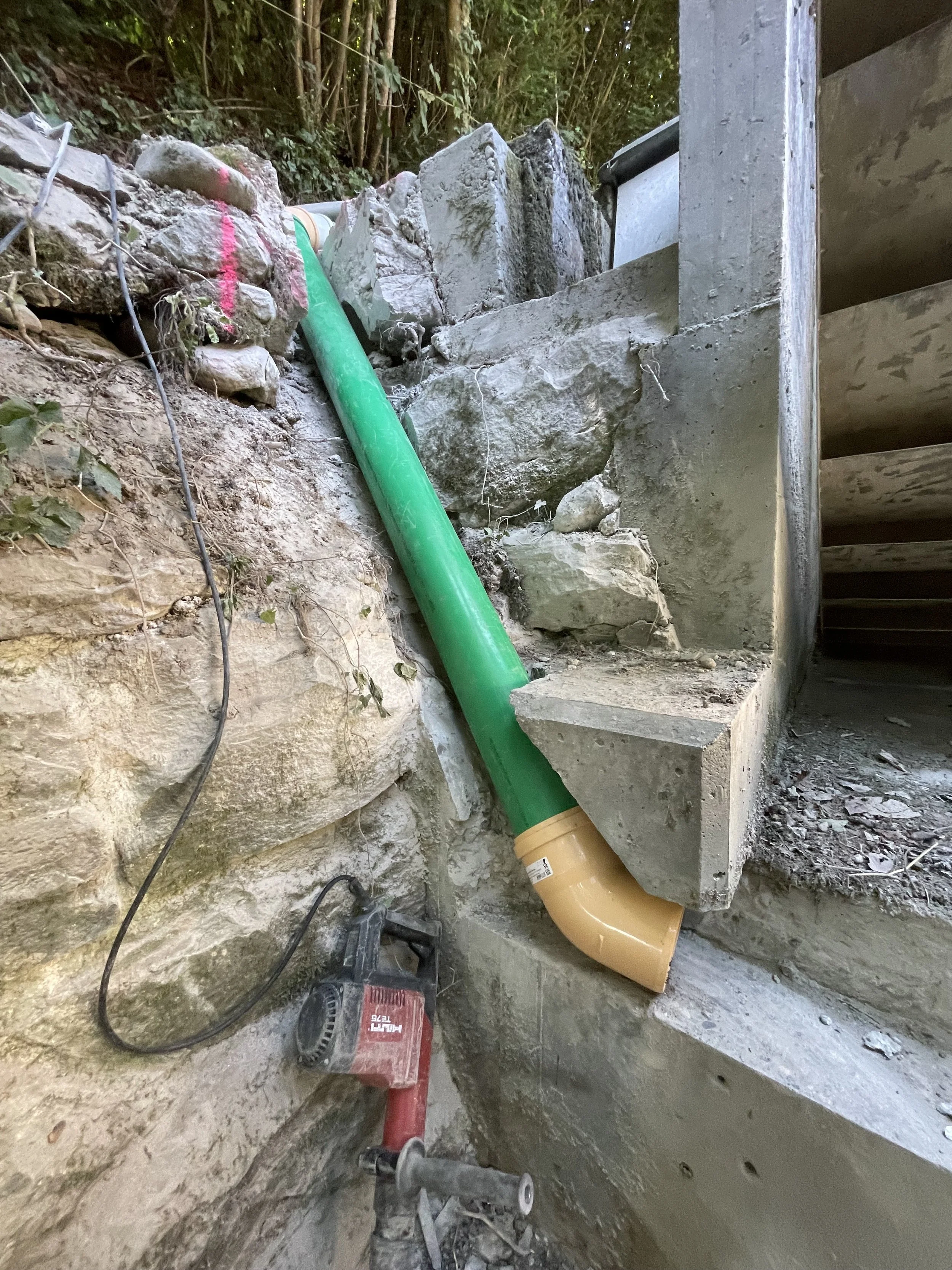 Ausschnitt für eine Wasserleitung im steilen Gelänge.