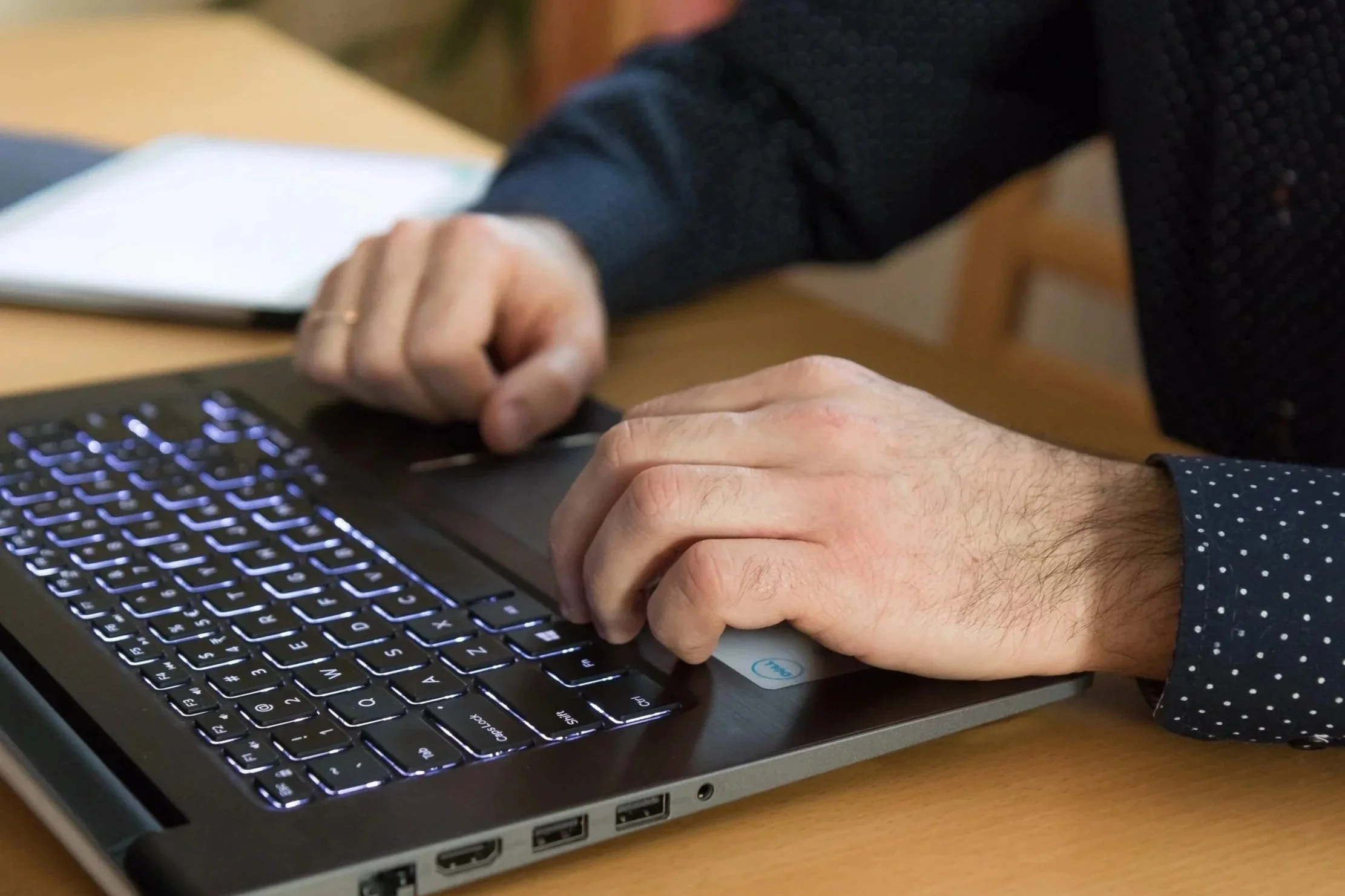 Private investigator offering tracing services
