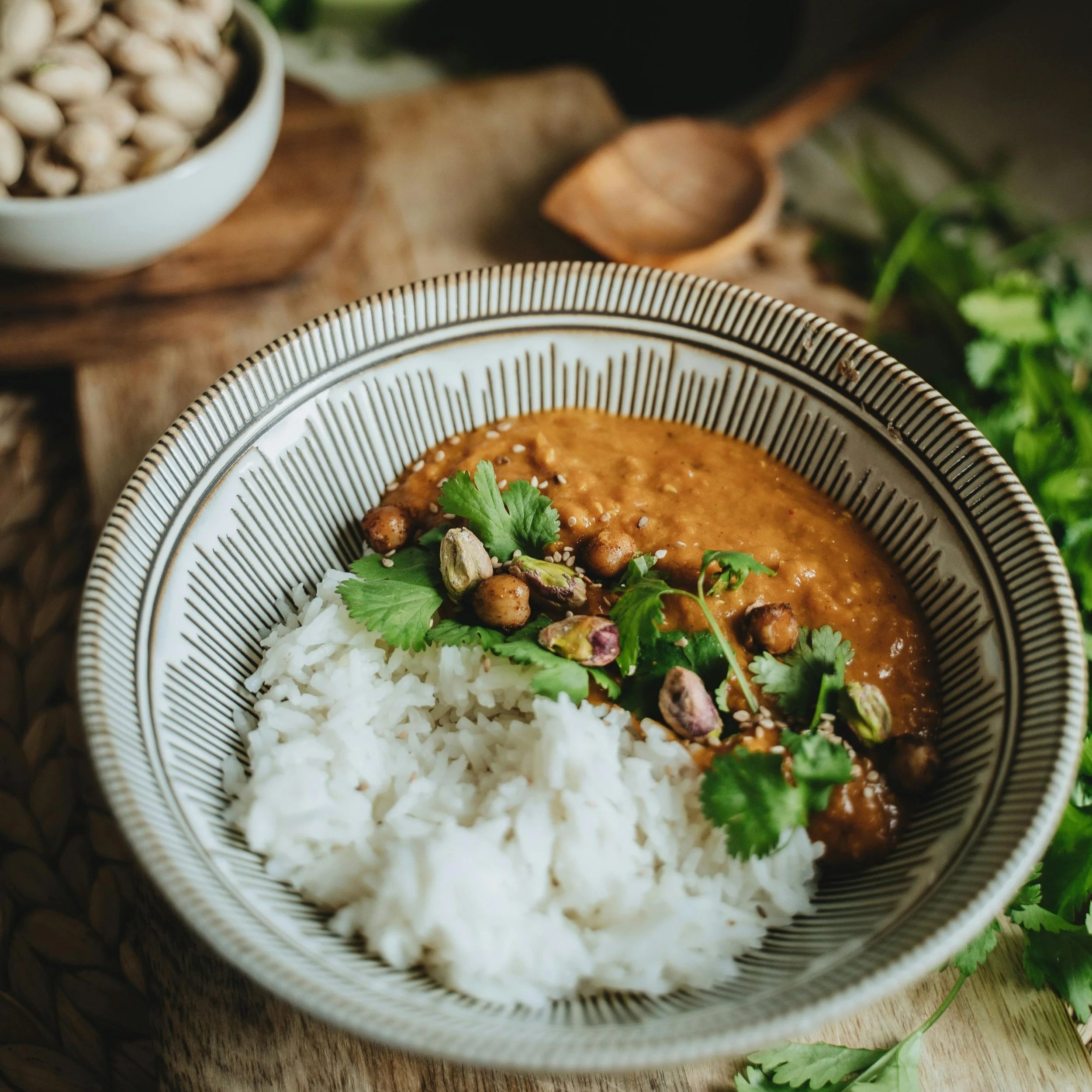 Daal und Reis als eine nährende Mahlzeit im Wochenbett