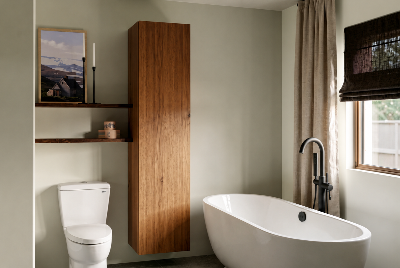 Une salle de bain moderne avec une baignoire blanche, un lavabo noir, un WC blanc, un placard en bois, des étagères en bois avec des décorations et une fenêtre avec rideaux en tissu beige. Atelier Au Carré