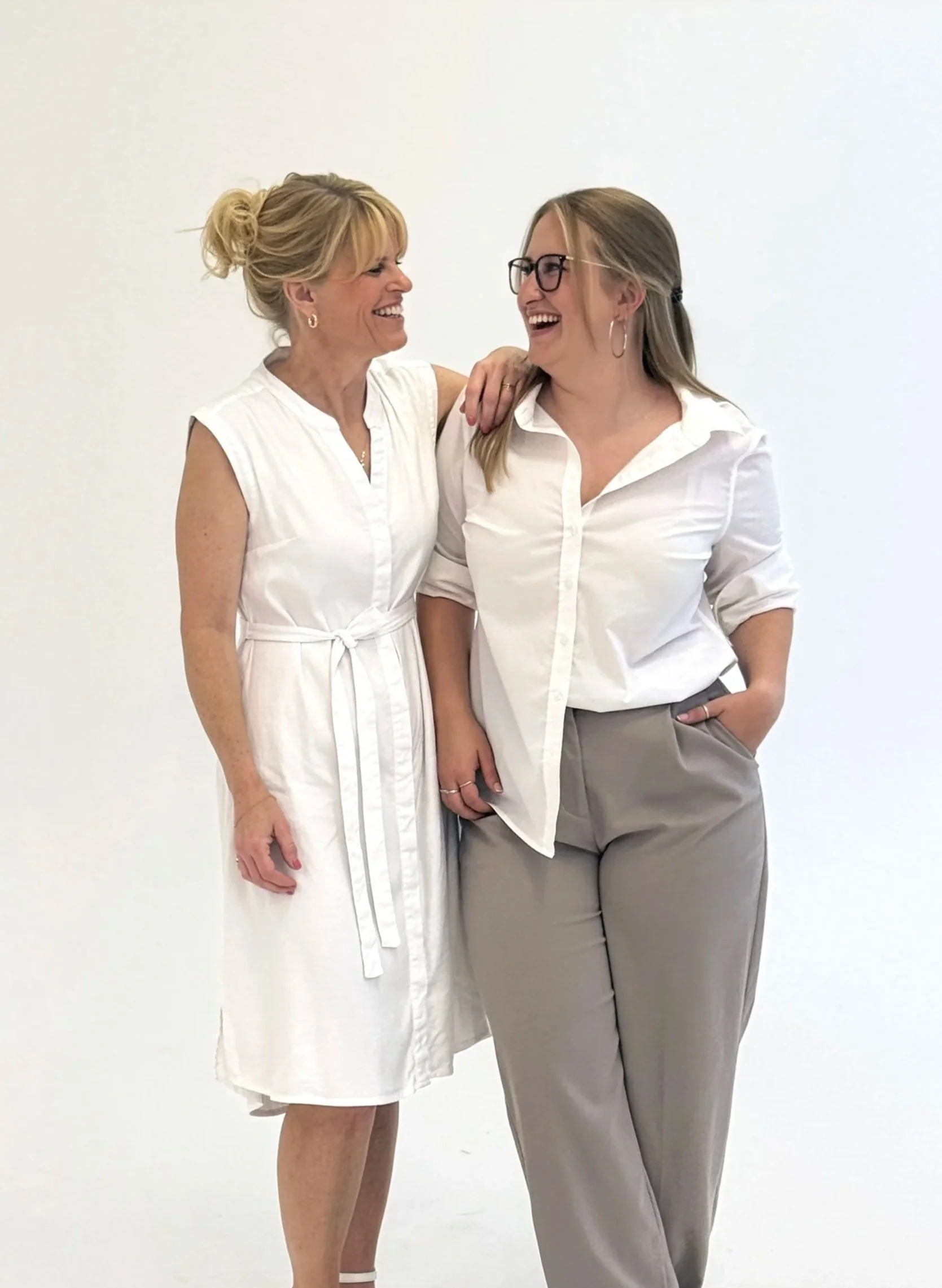 Maude Demers et Mireille Cayer, duo mère-fille et fondatrices d'Atelier Au Carré, studio de design d'intérieur en Lotbinière, Chaudière-Appalaches