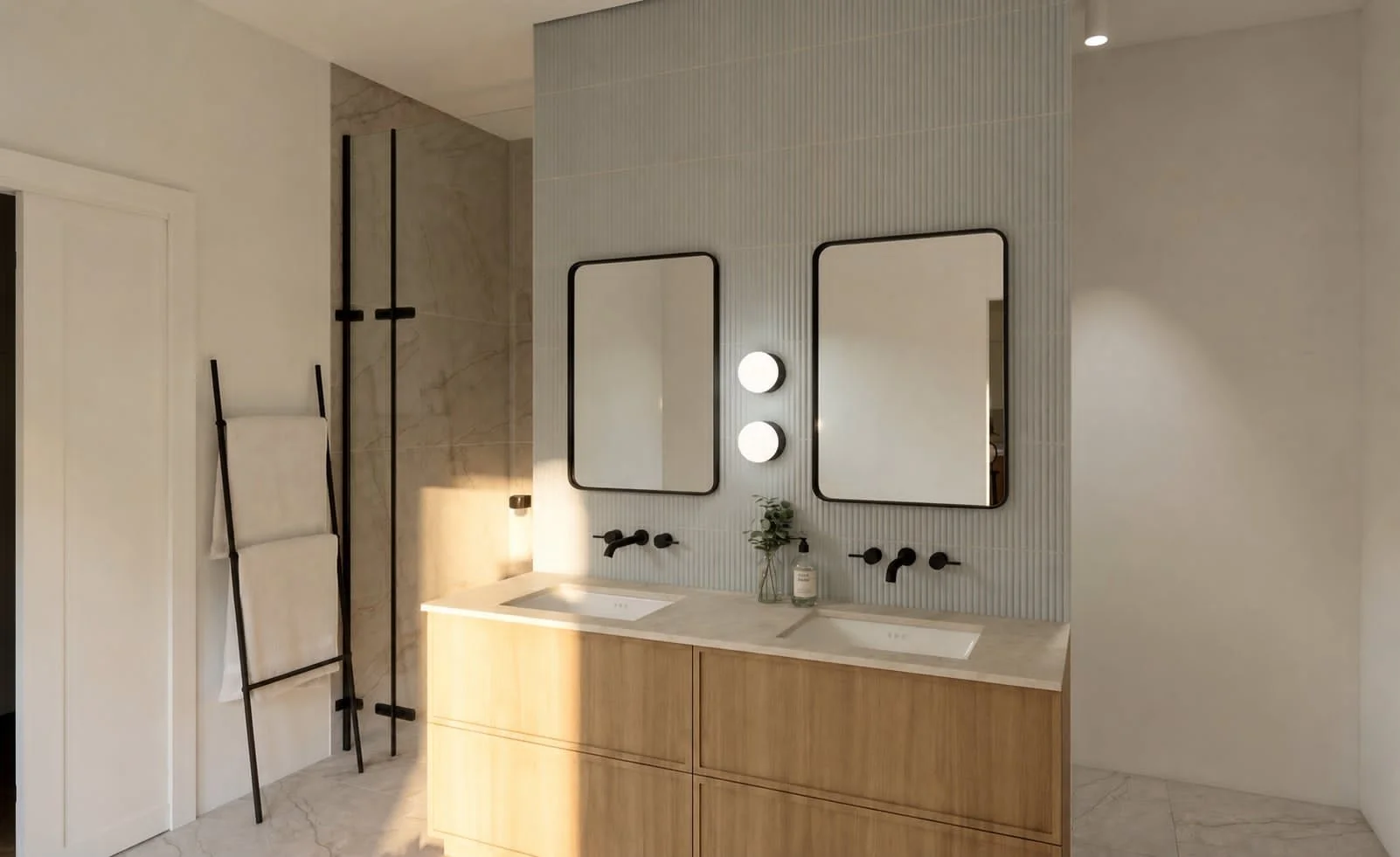 Double lavabo avec deux miroirs carrés, deux appliques lumineuses, une lampe de chevet et un tapis blanc au sol, dans une salle de bain moderne avec des murs en carrelage clair. Atelier Au Carré