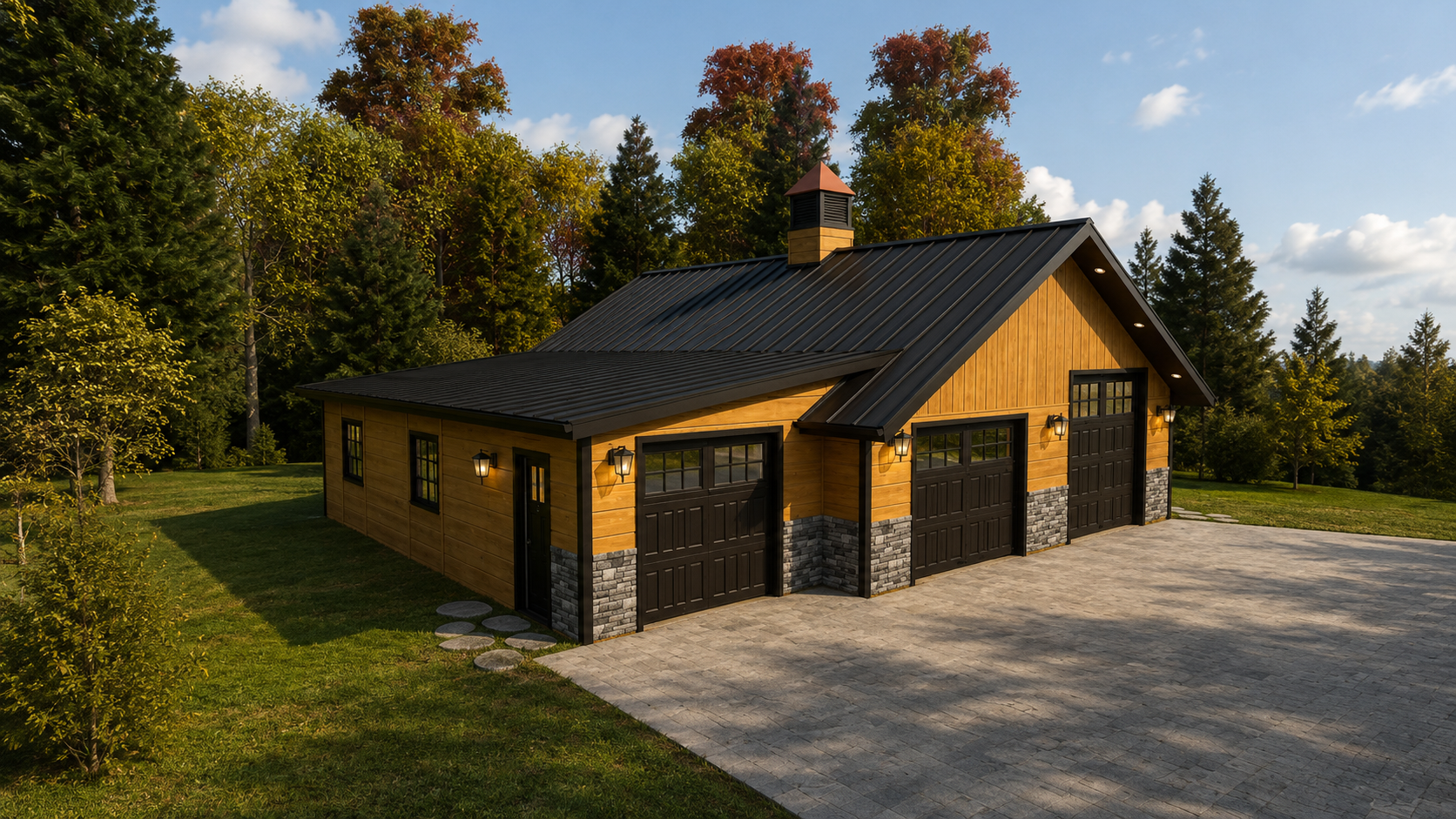 Garage en bois et pierre avec deux portes de garage noires et éclairage extérieur, entouré d'un espace pavé et d'un terrain herbeux, avec des arbres en arrière-plan sous un ciel partiellement nuageux. Atelier Au Carré