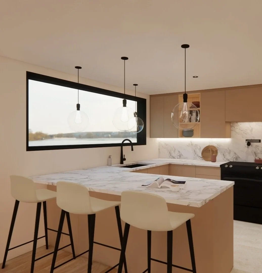 Cuisine moderne avec îlot en marbre, trois tabourets blancs, grands suspensions en verre, fenêtres rectangulaires, armoires beige, mur en marbre, évier noir, cuisinière noire. Atelier Au Carré