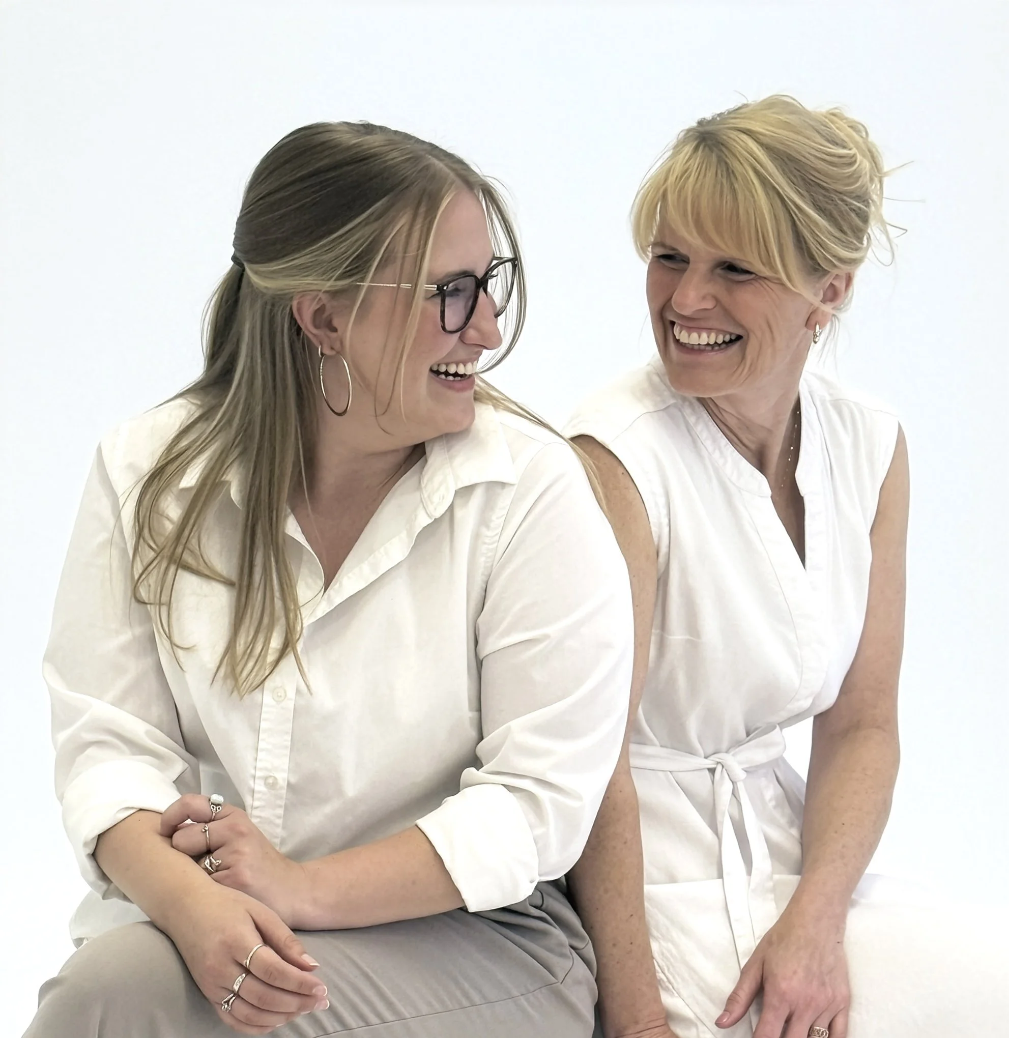 Maude Demers et Mireille Cayer, votre équipe de design d'intérieur chez Atelier Au Carré, à votre écoute.