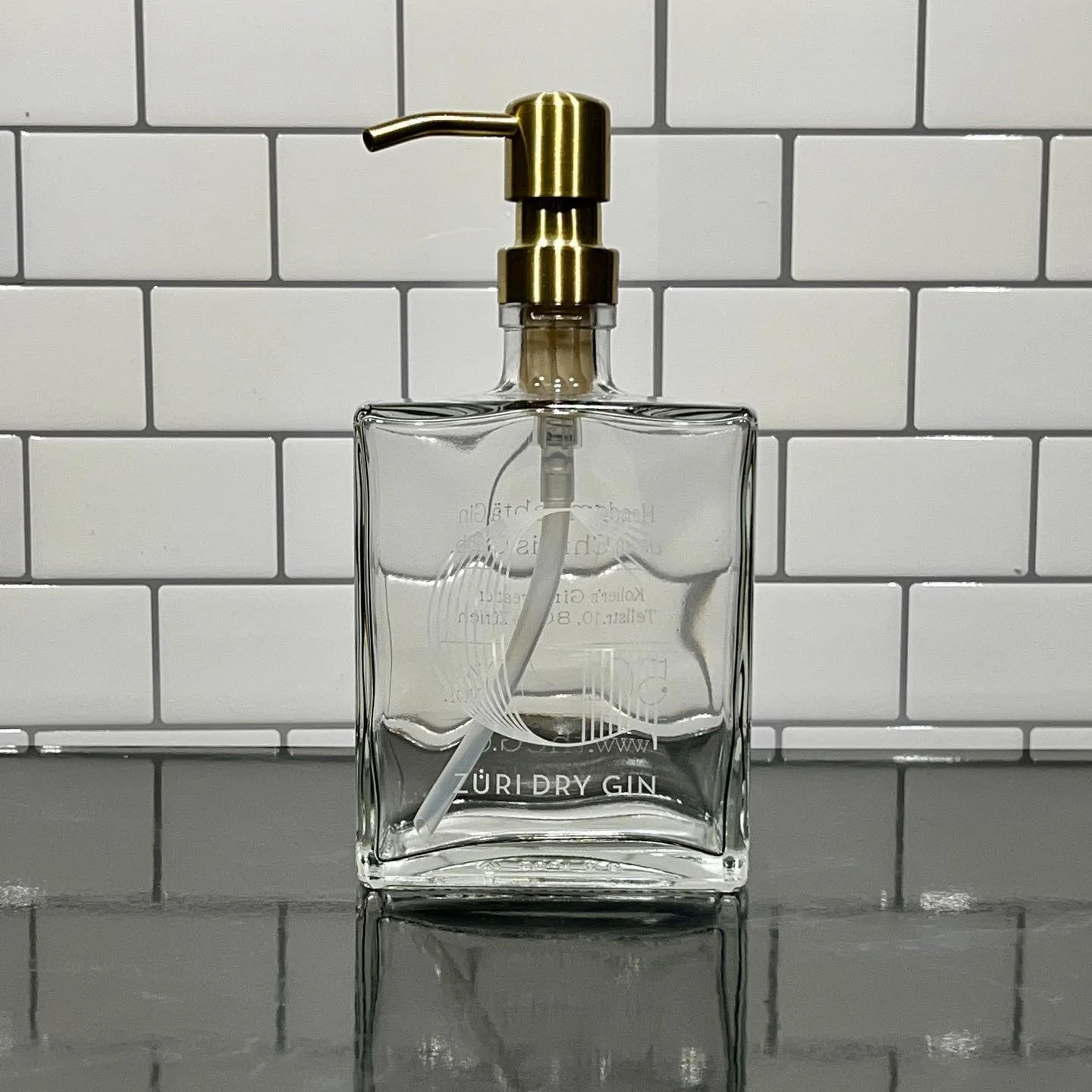 Neu im Online-Shop! 
Schenke deiner Z&uuml;ri Dry Gin Flasche ein zweites Leben und verwandle sie mit den @pumphead_ch in stylische Spender. Ob Fl&uuml;ssigseife, Sp&uuml;lmittel oder Desinfektionsmittel &ndash; die schlauen K&ouml;pfe pumpen fast al