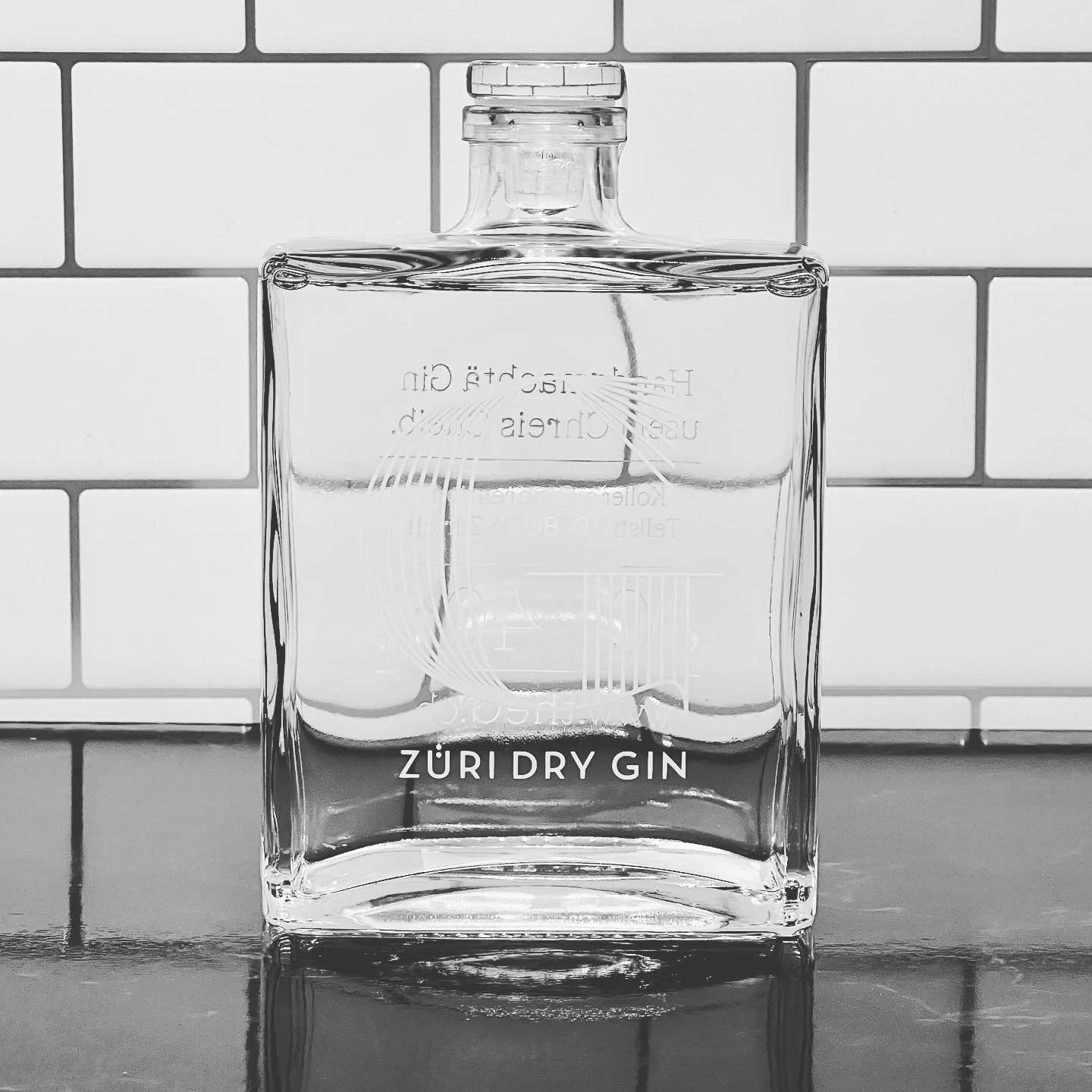 Neu im Angebot: G - Z&uuml;ri Dry Gin in der Clear Edition! Besuche unseren Online-Shop! link in bio.  #z&uuml;ridrygin #z&uuml;rich #z&uuml;ri #theG #gincreation #gincreations #chreischeib #langstrasse #smallbatch #gintastic #gincocktails #gin #blue