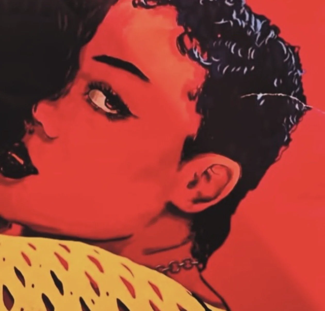 Retrato artístico de una mujer con maquillaje llamativo y cabello recogido, con fondo rojo y vestido amarillo con negro.