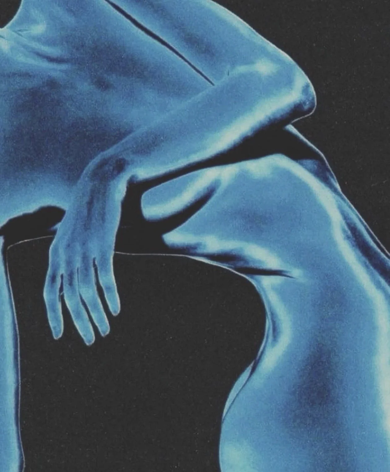 Persona descansando con la mano sobre la cara, vista en estilo artístico con tonos azules.