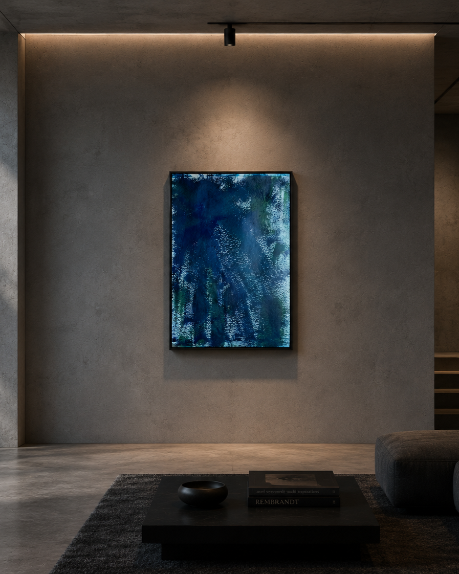 Cuadro abstracto con tonos azules en una pared de concreto en un espacio moderno y minimalista.