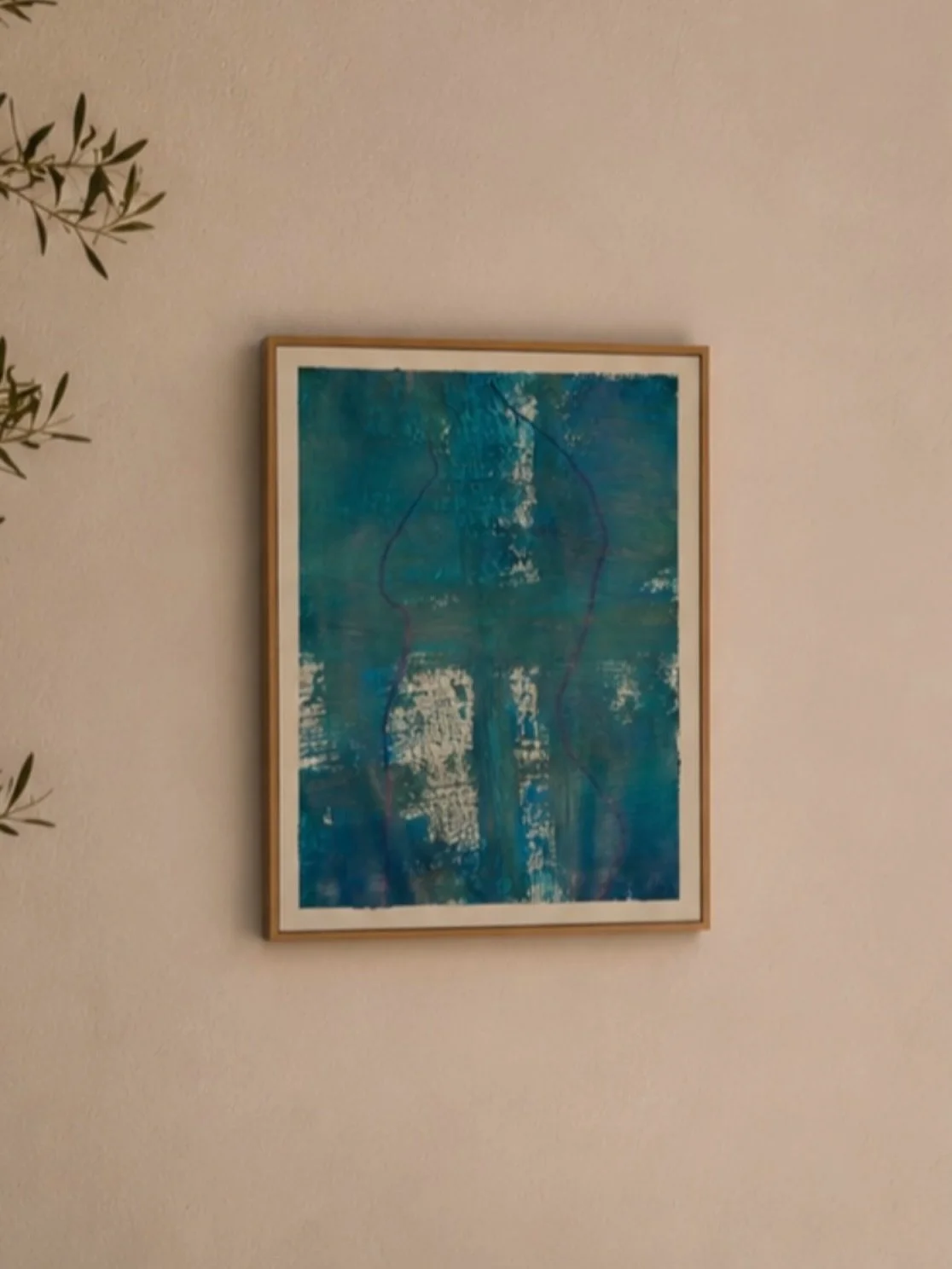 Una composici&oacute;n abstracta donde el azul se despliega en m&uacute;ltiples capas de transparencia, textura y luz. Veladuras, barridos y huellas crean un espacio de calma en el que la pintura parece respirar, mientras los blancos emergen como des