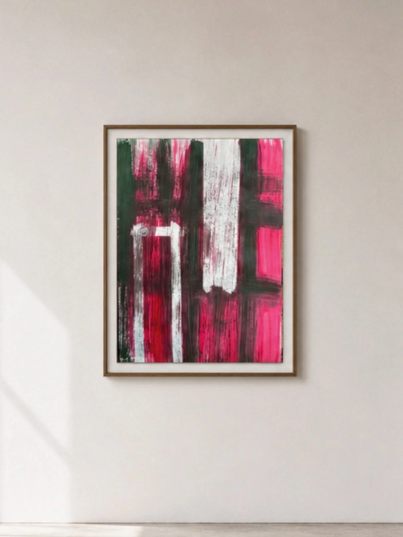 Una composici&oacute;n abstracta de contrastes verticales donde el magenta emerge entre veladuras oscuras y trazos blancos. La obra explora la tensi&oacute;n entre estructura y espontaneidad, creando una sensaci&oacute;n de profundidad, energ&iacute;