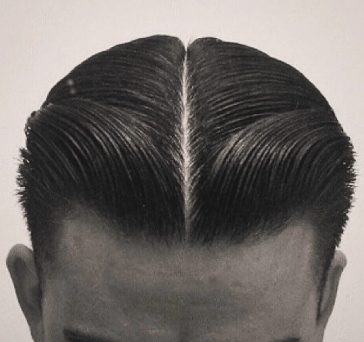 Cabello peinado peinados con raya en medio.