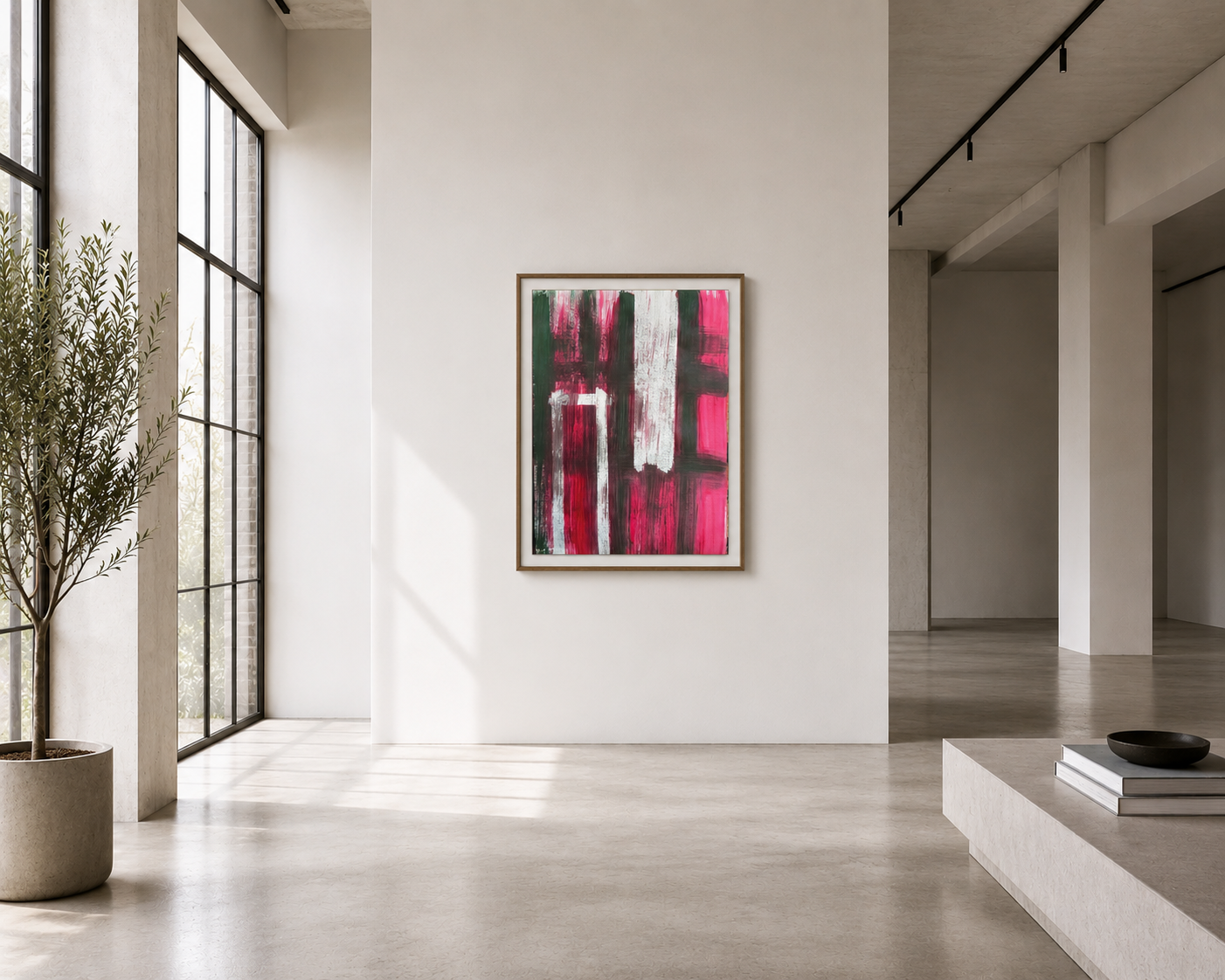 Sala de arte moderna con pintura abstracta en la pared, paredes blancas, suelo claro, y una planta en una maceta grande