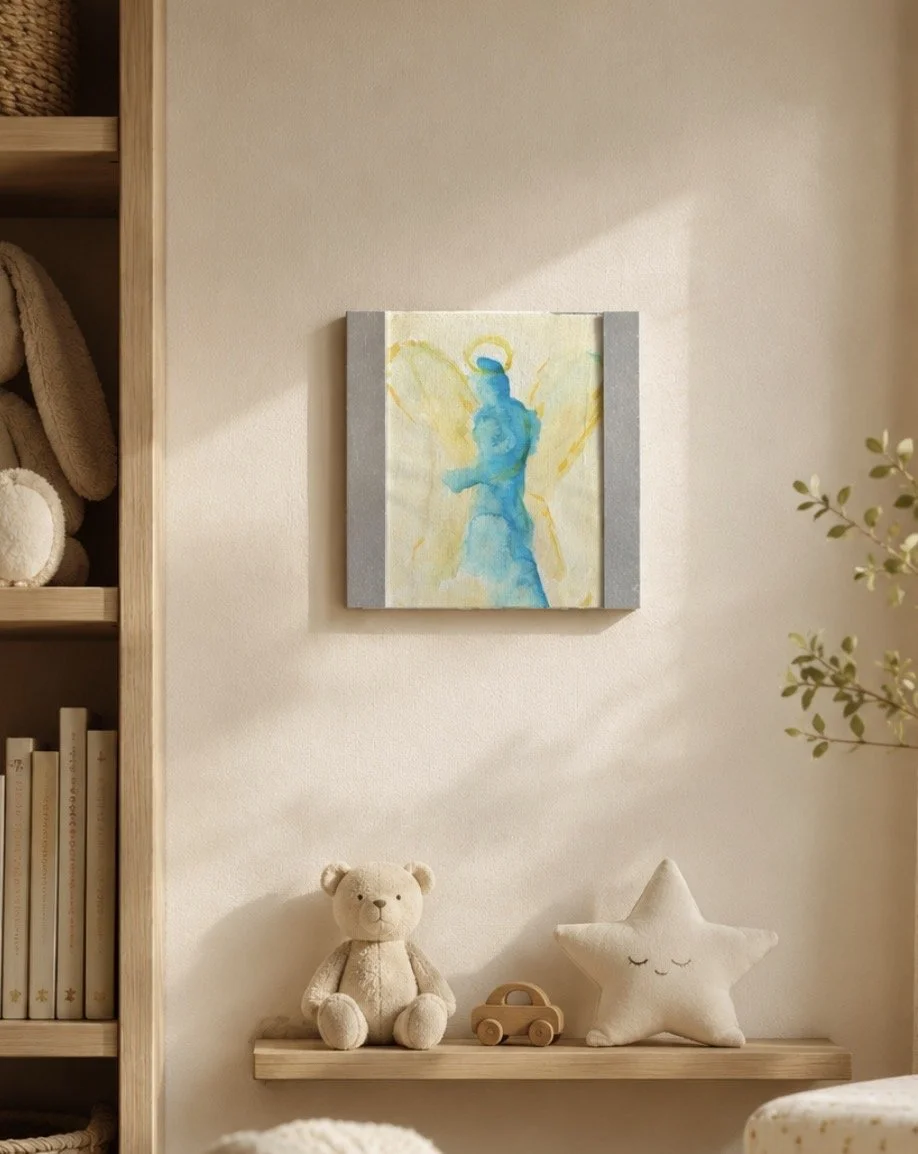 Cuadro abstracto con tonos azules y amarillos en la pared de una habitación infantil, decorada con peluches de oso y estrella, y libros en una estantería de madera a la izquierda.