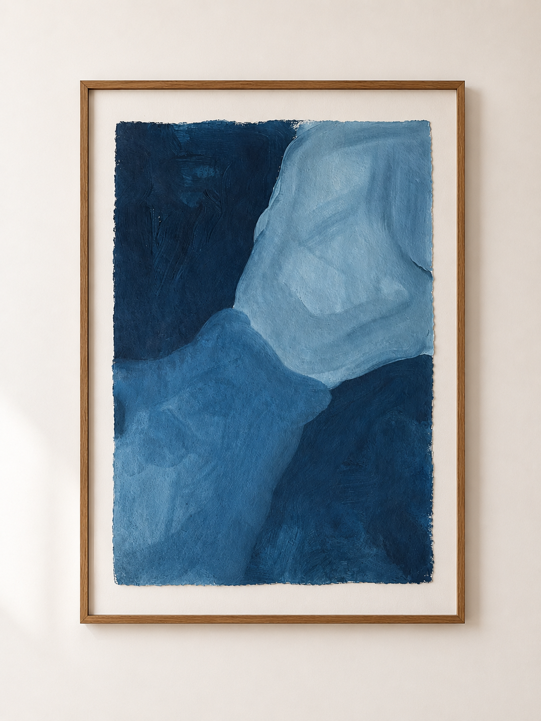Cuadro abstracto con diferentes tonos de azul en un marco de madera