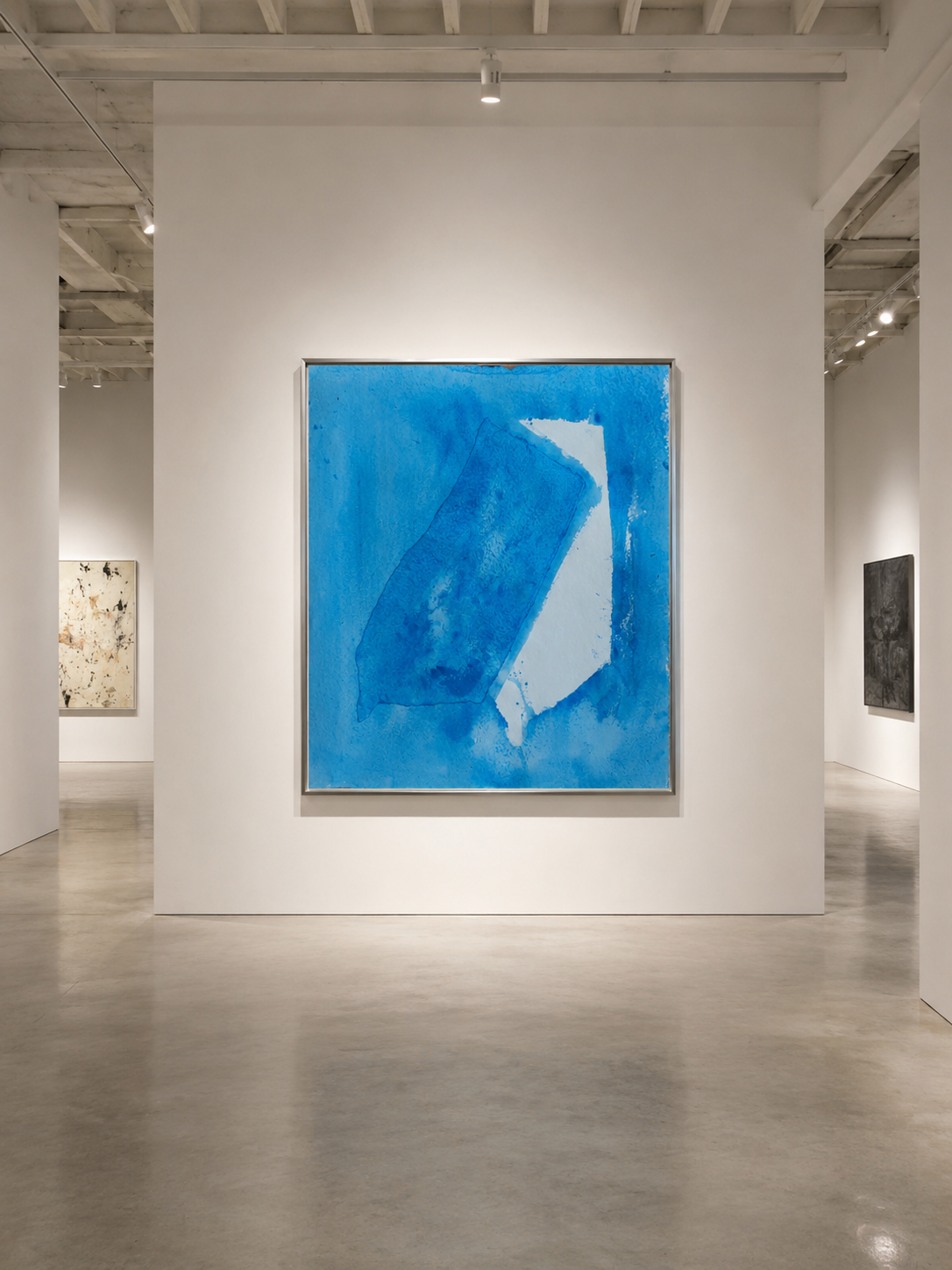 Pintura abstracta azul en un museo de arte, colgada en una pared blanca.