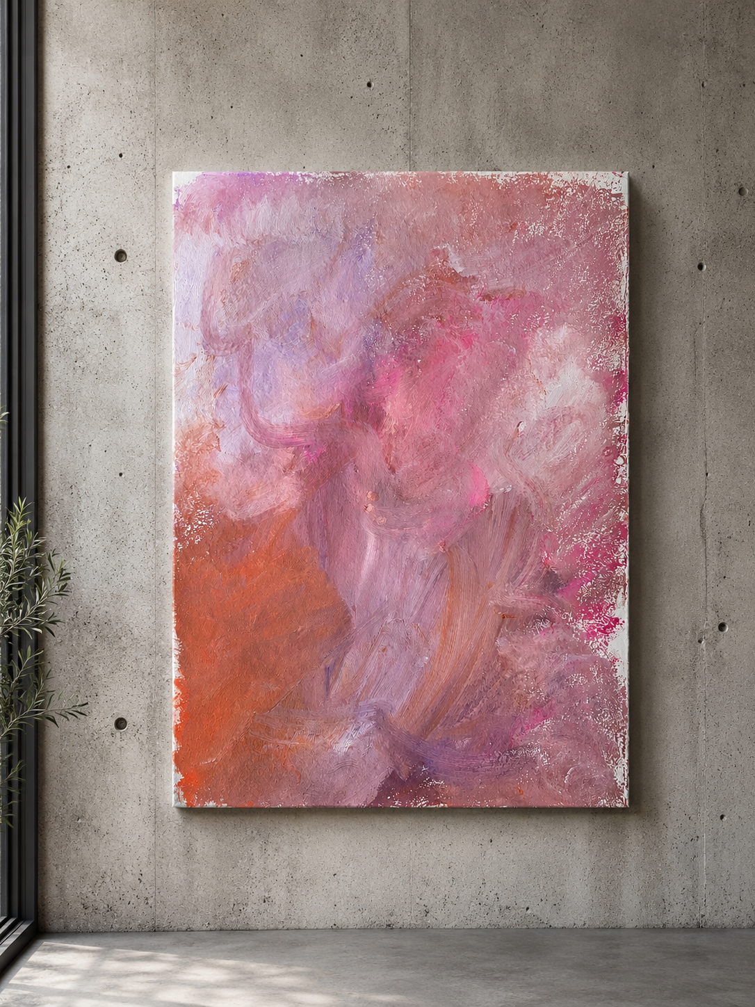 Cuadro abstracto con tonos rosados, morados y anaranjados en una pared de concreto en una galería de arte.