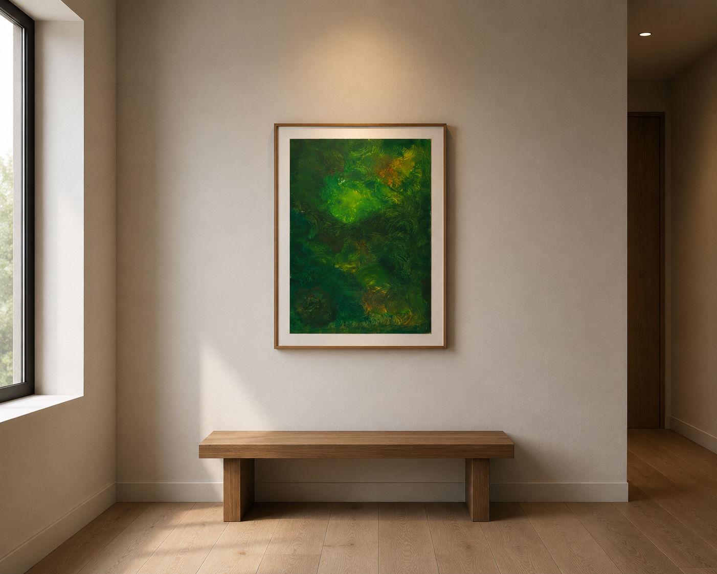 Cuadro abstracto con tonos verdes en una pared blanca, junto a una ventana y un banco de madera