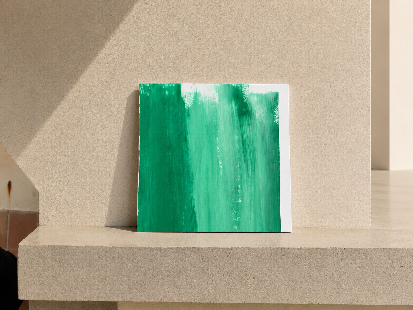 Cuadros de arte abstracto en tonos verdes en una pared beige.