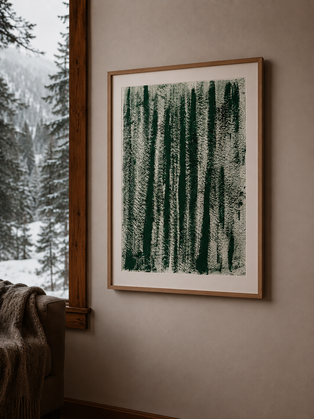Cuadro con imágenes de árboles en un estilo abstracto colgado en una pared dentro de una casa, vista a través de una ventana que muestra un paisaje nevado con árboles.