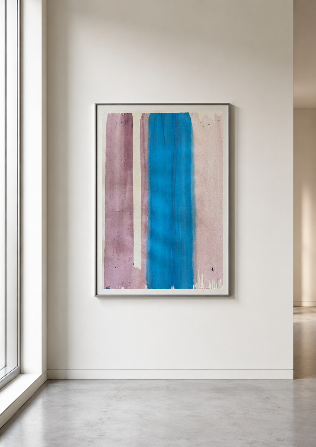 Cuadro abstracto con tonos rosas y azul en una pared blanca de una galería de arte moderna.