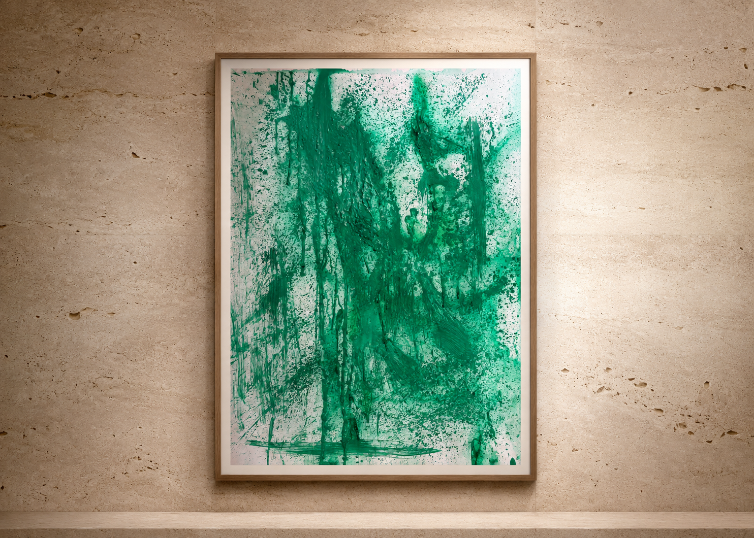 Cuadro de arte abstracto con manchas y salpicaduras de pintura verde en un marco de madera, colgado en una pared de piedra.