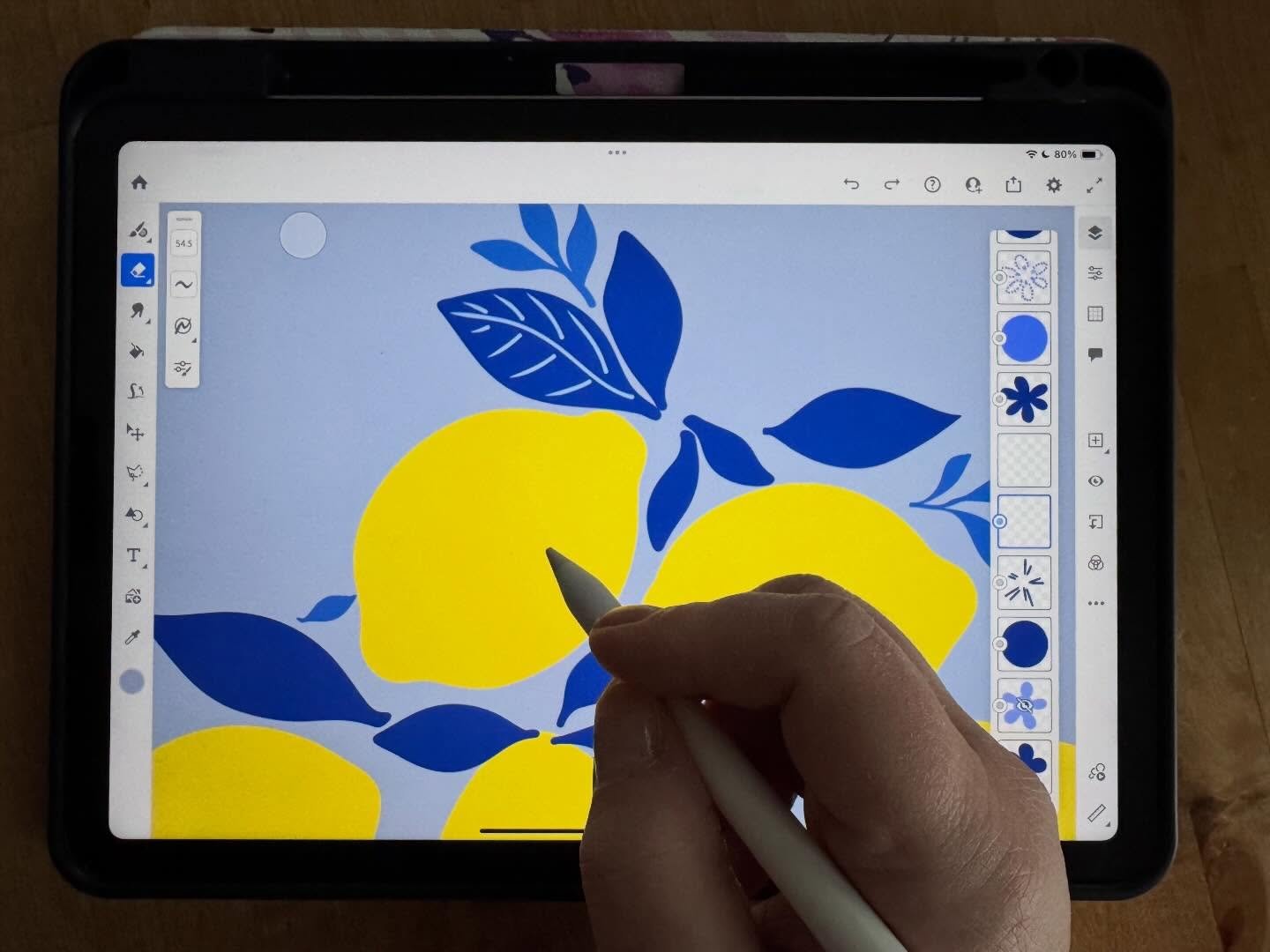 It&rsquo;s raining, the Christmas tree is still up (no shame), and I&rsquo;m deep into a new blue + yellow project
Honestly&hellip; this is my happy place.

#StudioVibes 
#ArtistMood 
#DesignLife 
#cozydays 
#sandramalandesigns