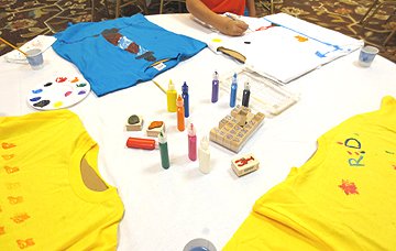 Janet and Lori also incorporated a Children's Hour on Saturday afternoon. The kids decorated their own T-shirts! Great new idea!