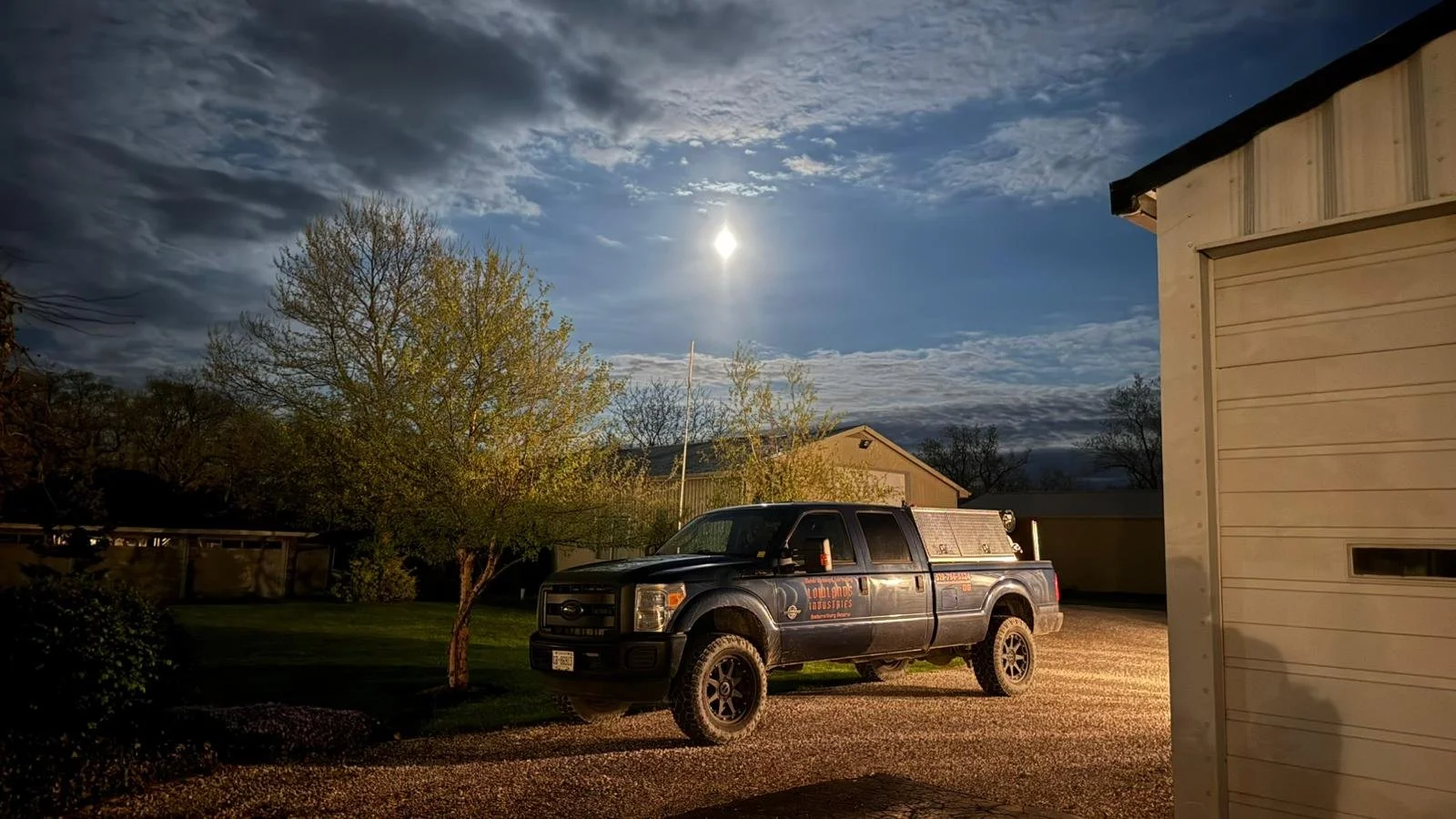 24-hour mobile welding emergency repair service in Windsor, Ontario. Lowlands Industries provides on-site welding and metal fabrication for urgent repairs to equipment, trailers, and industrial machinery.