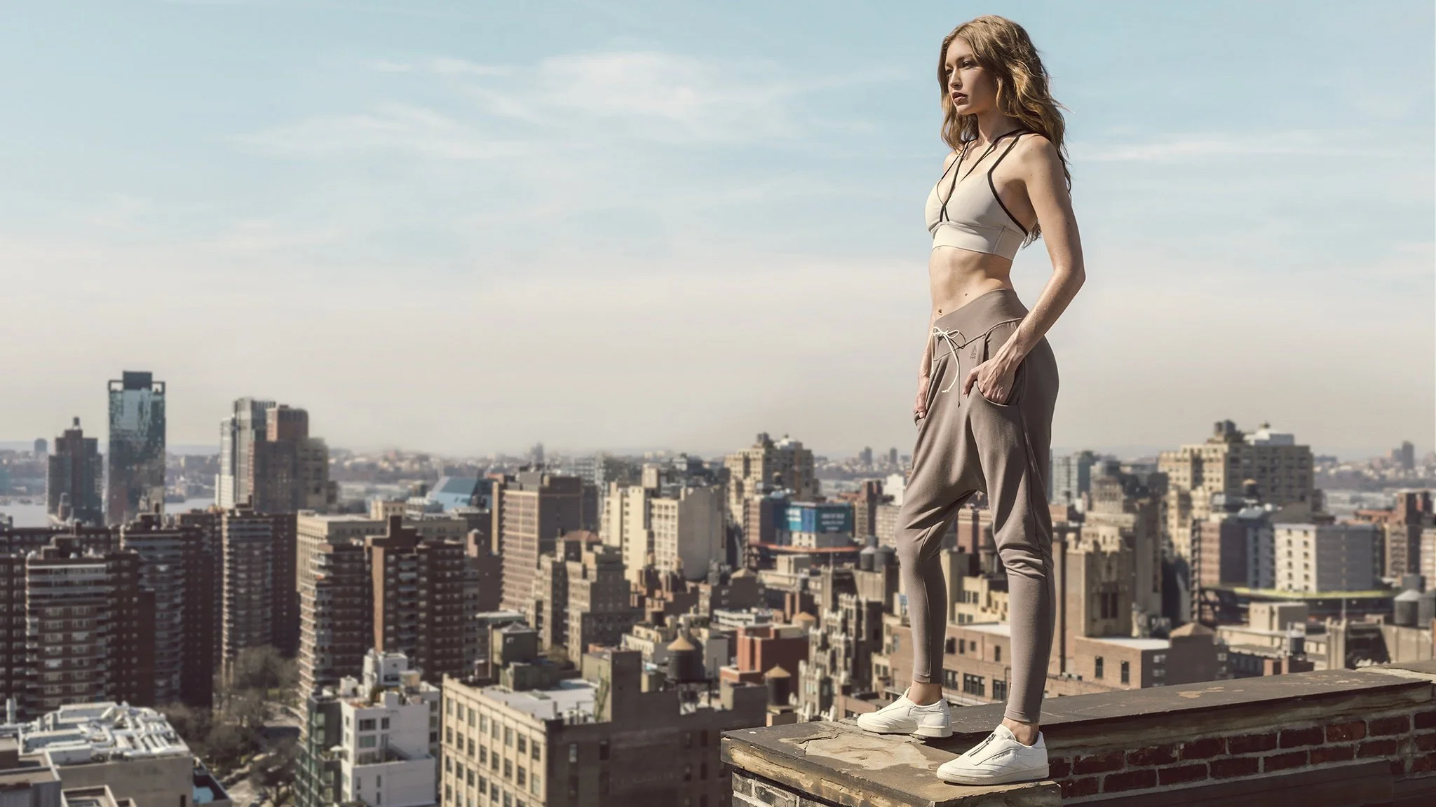 gigi-hadid-reebok-devushka-model-figura-gorod-vid-poza.jpg