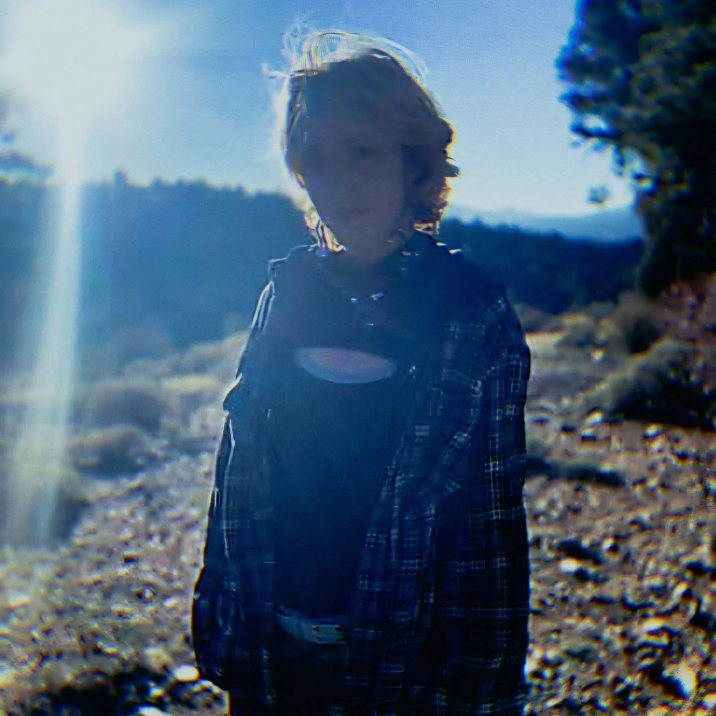 📸: @mynameismarlie @j.a.n.e.o.z.z 
More chill photos 🤙

#trailsofthemare #rock #bigbear #hardrock #mountainrock #nature #music #desertrock #altrock