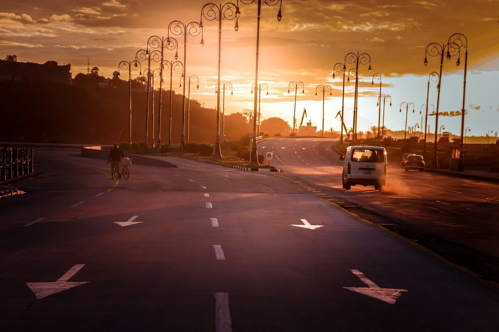 16692474-sunset-5809870_1920.jpg