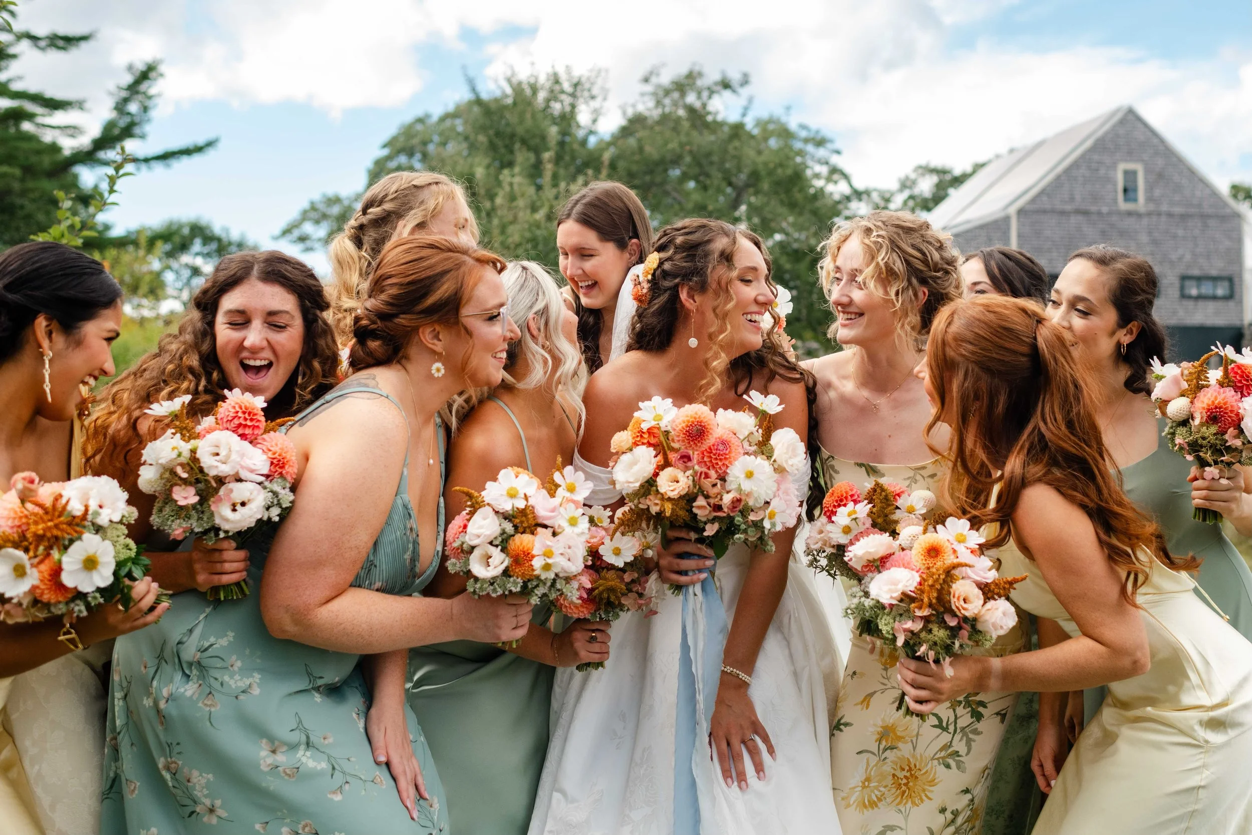 Surrounded by the best girls on your big day 🌸

Photo: @nataliapaliyenkophotography